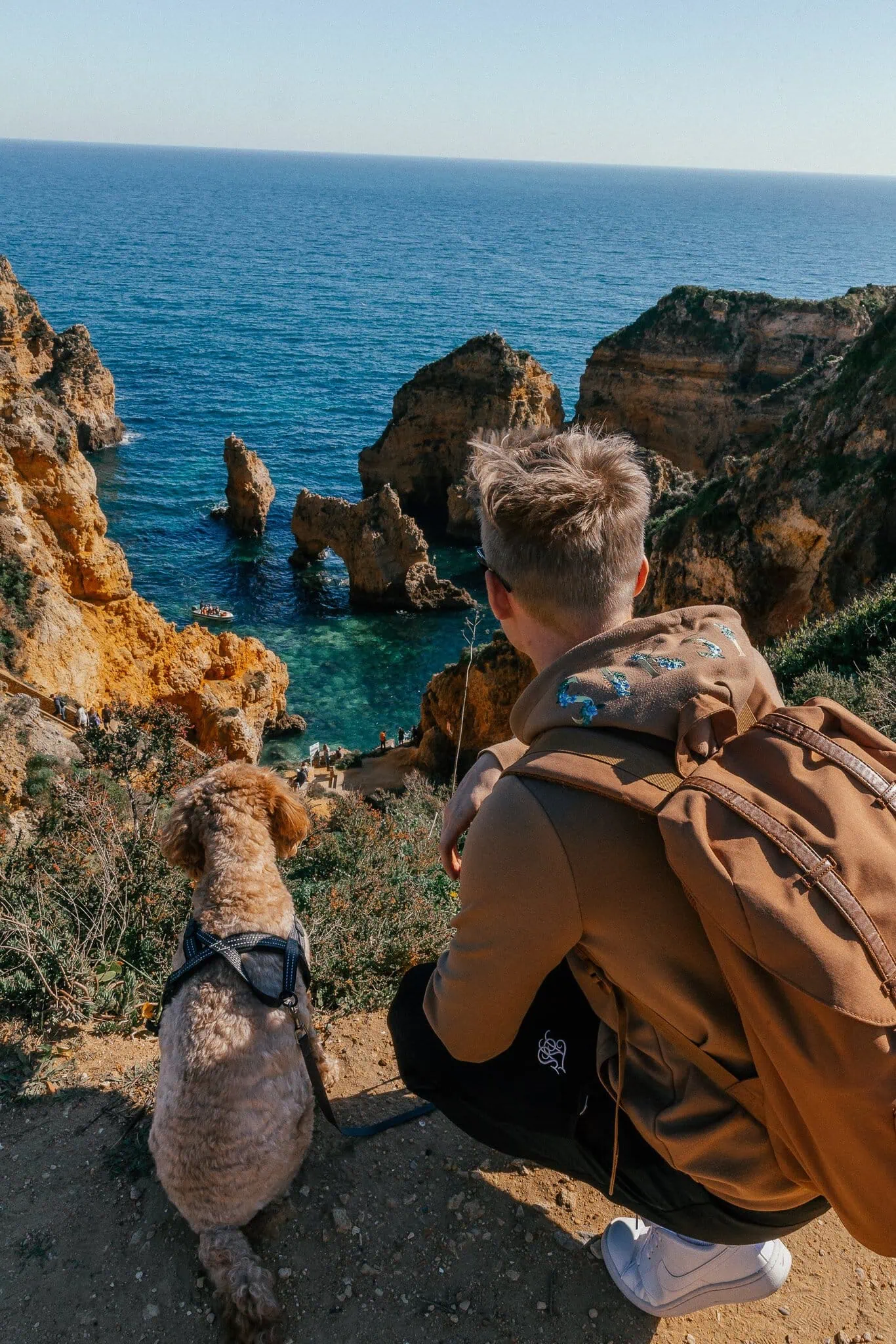 Ponta da Piedade: acantilados y cuevas cerca de Lagos (barcos, escaleras y consejos) 4 Vista desde el mirador del faro Farol da Ponta da Piedade a los acantilados dorados