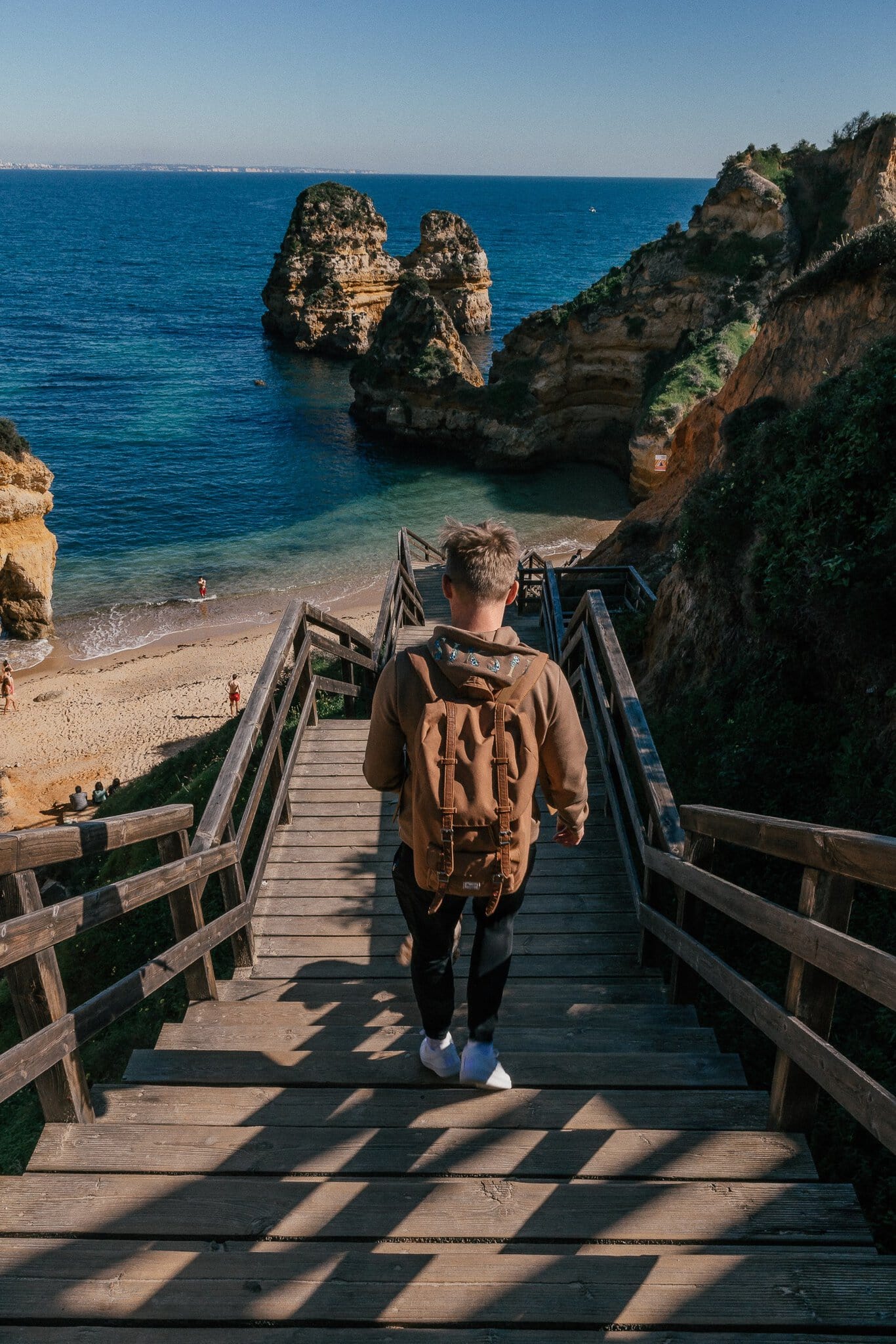 Ponta da Piedade lângă Lagos, Portugalia: faleze, peșteri și sfaturi 6 Trepte de lemn coborând spre ocean la Ponta da Piedade
