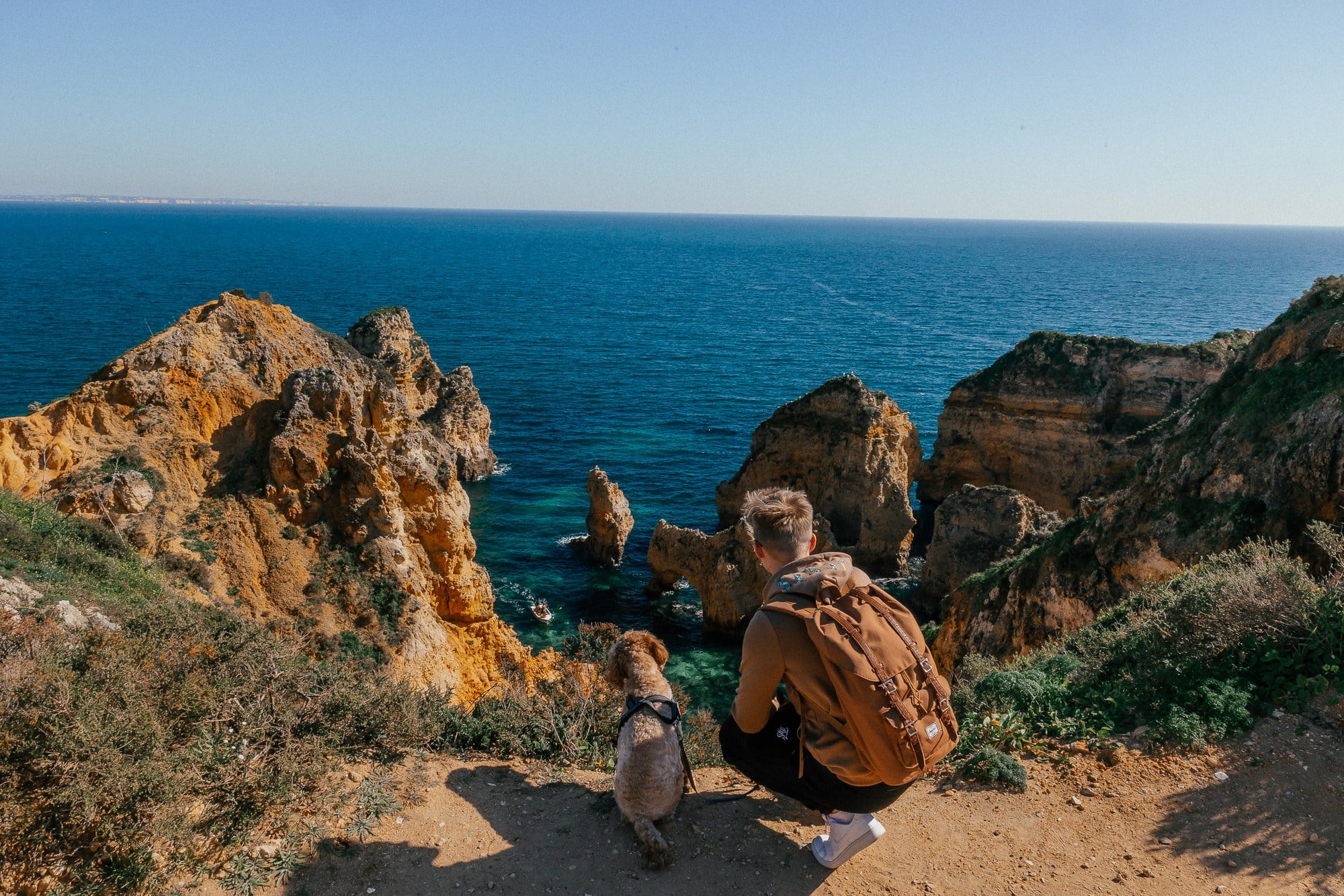 Europa: wakacje w 17 najpiękniejszych miejscach, które musisz odwiedzić w 2026 6 Klify Ponta da Piedade z widokiem na Atlantyk