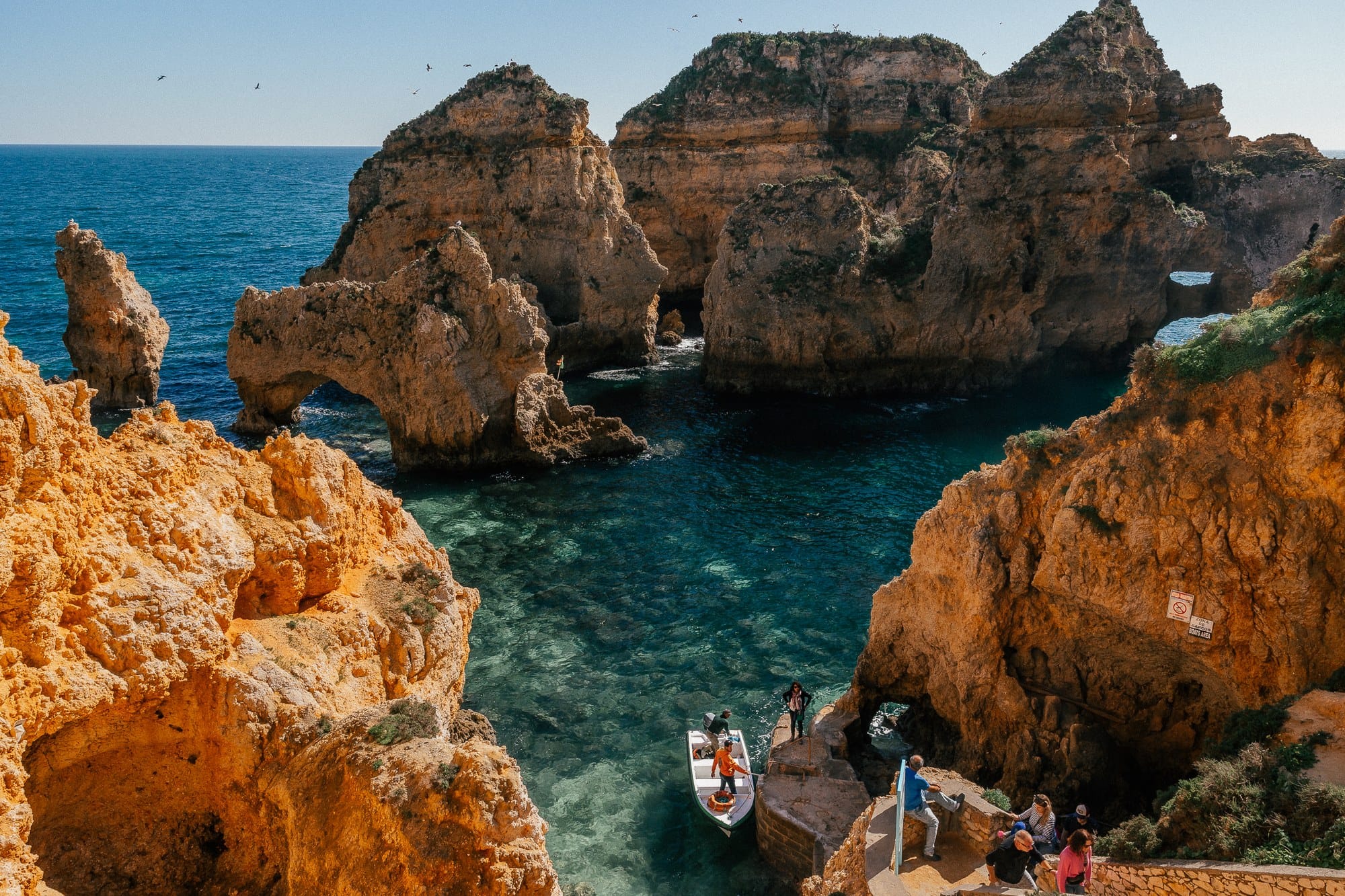 Ponta da Piedade lângă Lagos, Portugalia: faleze, peșteri și sfaturi 10 Bărci în golful de sub falezele Ponta da Piedade, de unde pornesc excursiile spre peșteri