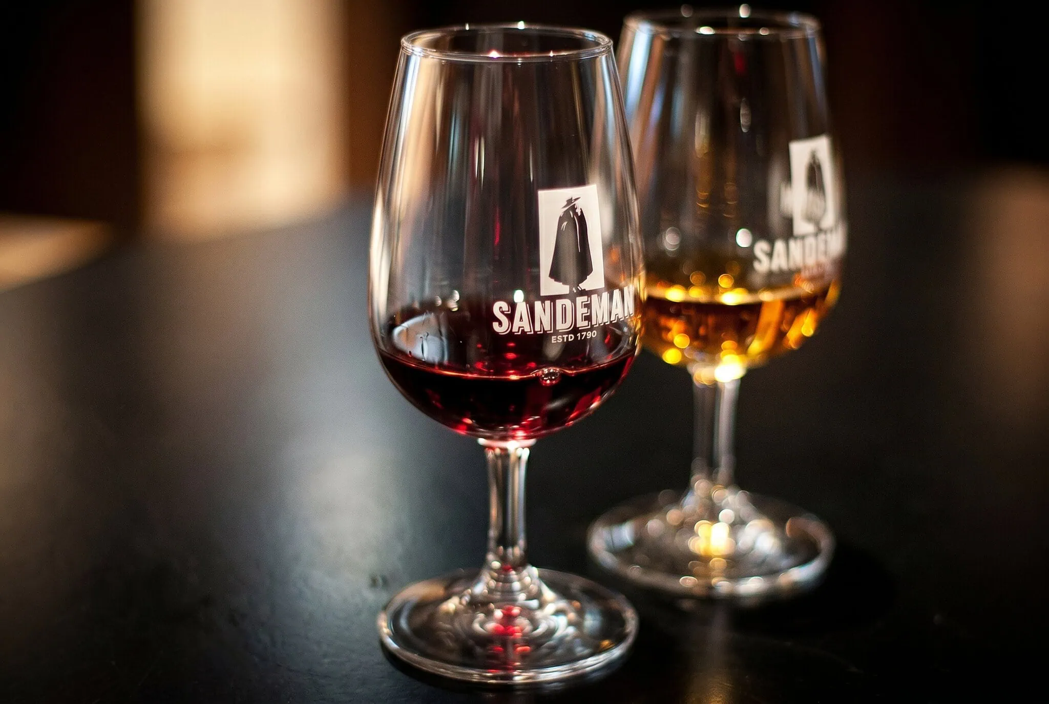 Degustazione di vino Porto in calici a tulipano