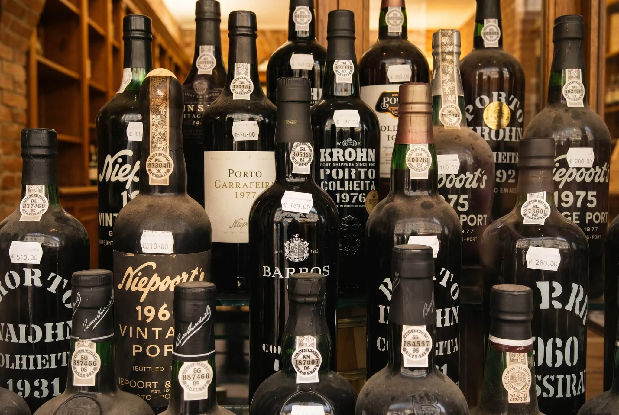 Bottiglie di vino Porto in una enoteca portoghese