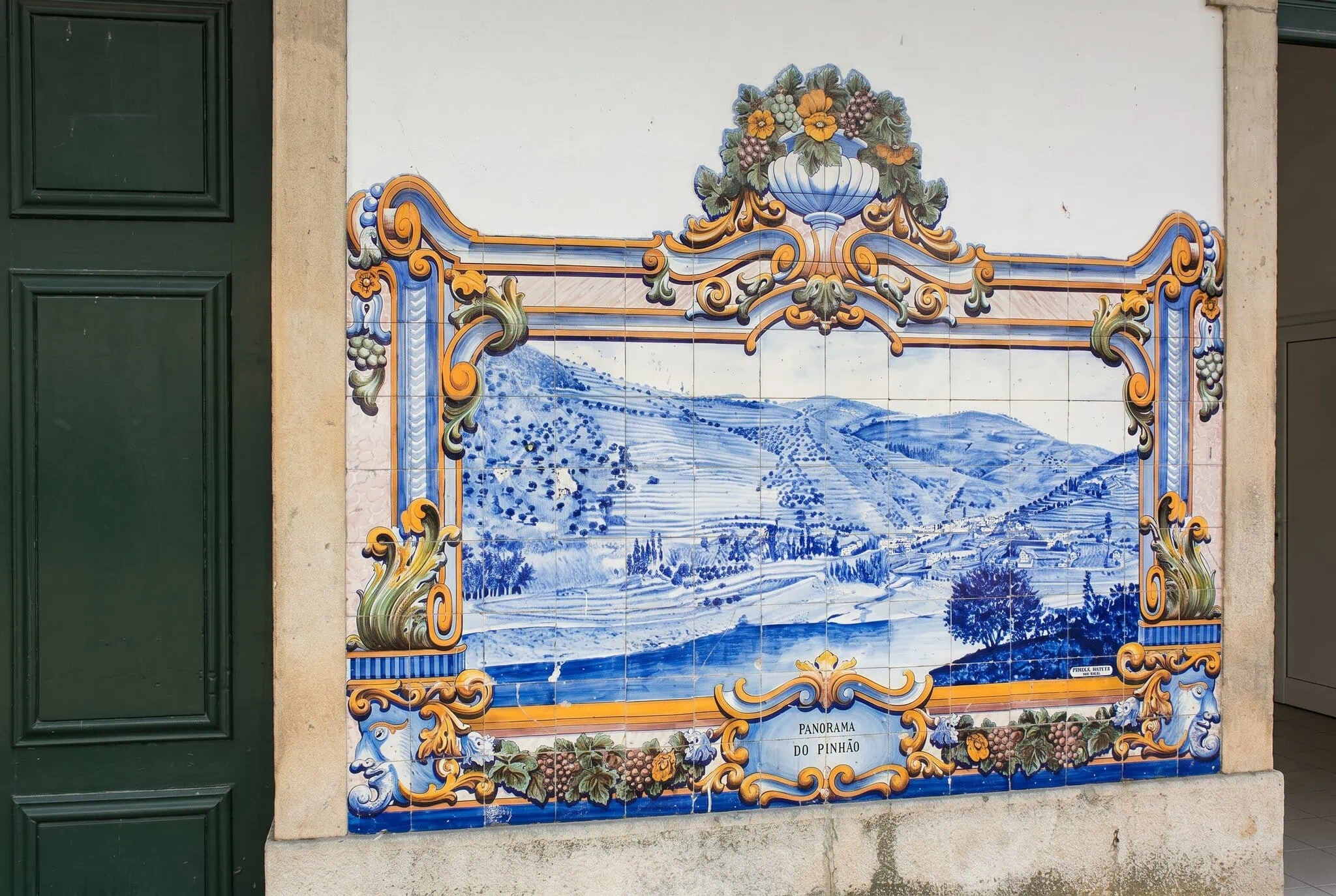 Azulejos alla stazione ferroviaria di Pinhão raffiguranti il paesaggio della valle del Douro