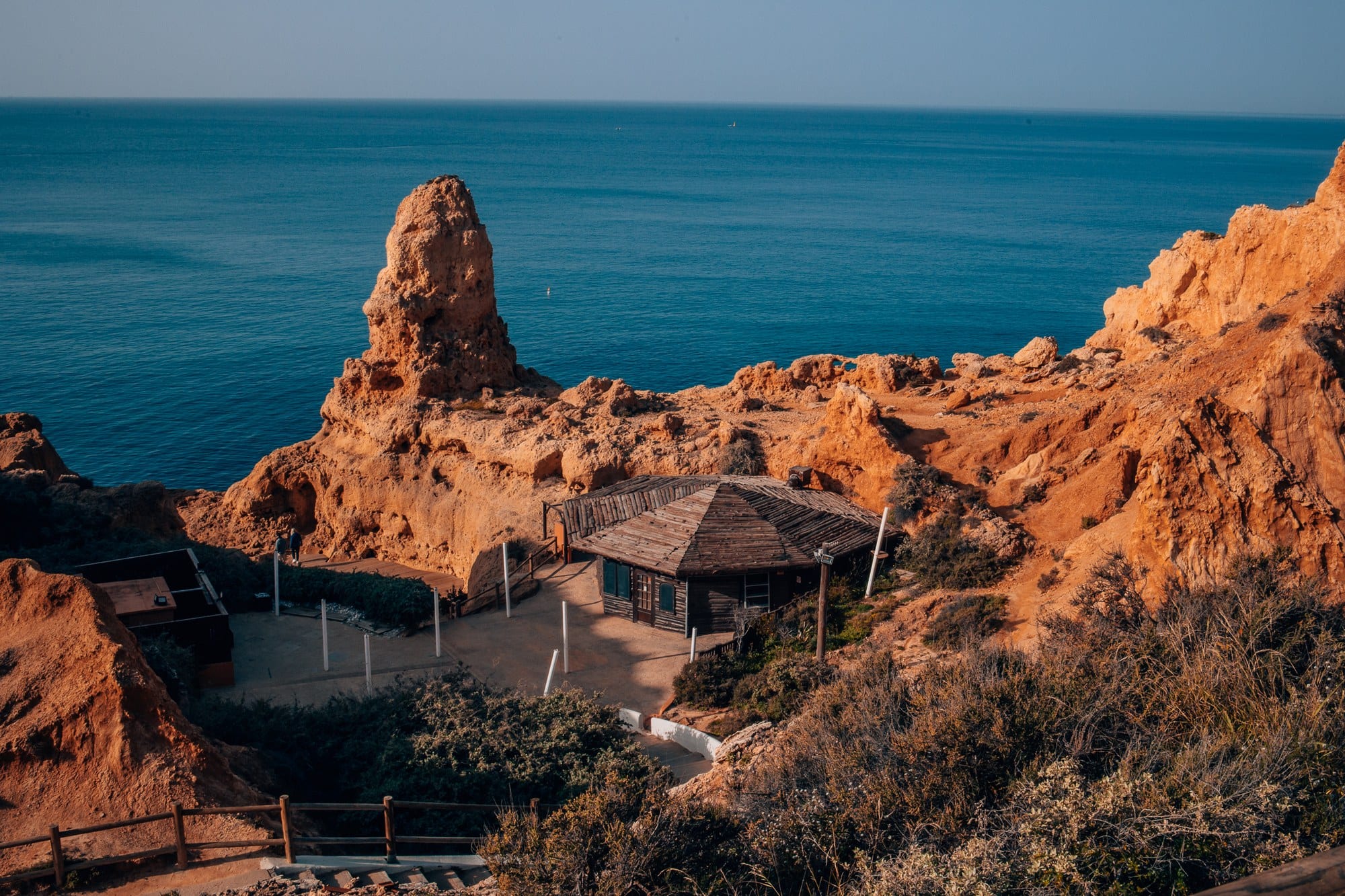 Praia da Marinha: najkrajšia pláž Algarve v Portugalsku 13 Ikonický dvojitý skalný oblúk pri Praia da Marinha