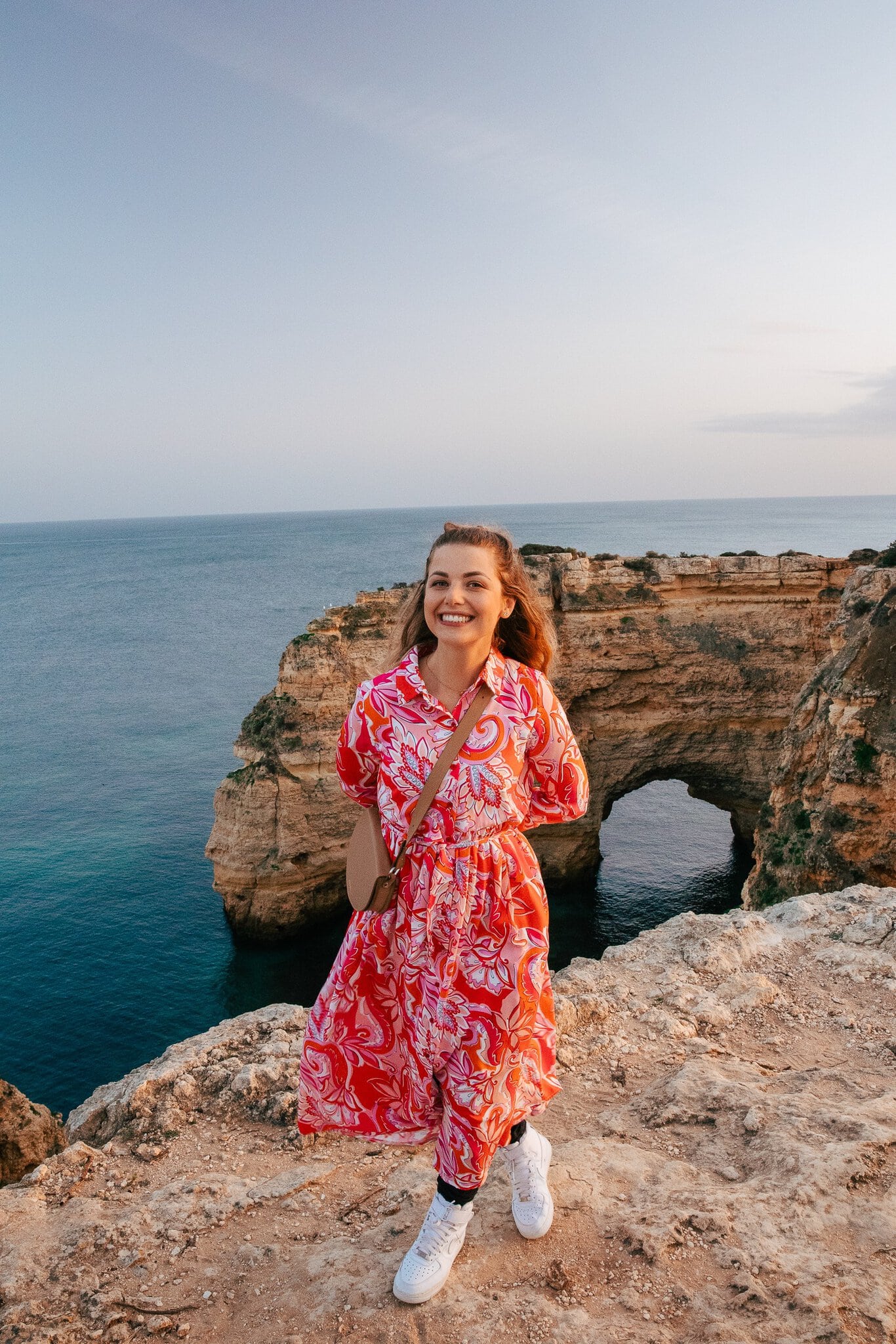 Praia da Marinha: najkrajšia pláž Algarve v Portugalsku 4 Výhľad na skalný oblúk z útesu nad Praia da Marinha