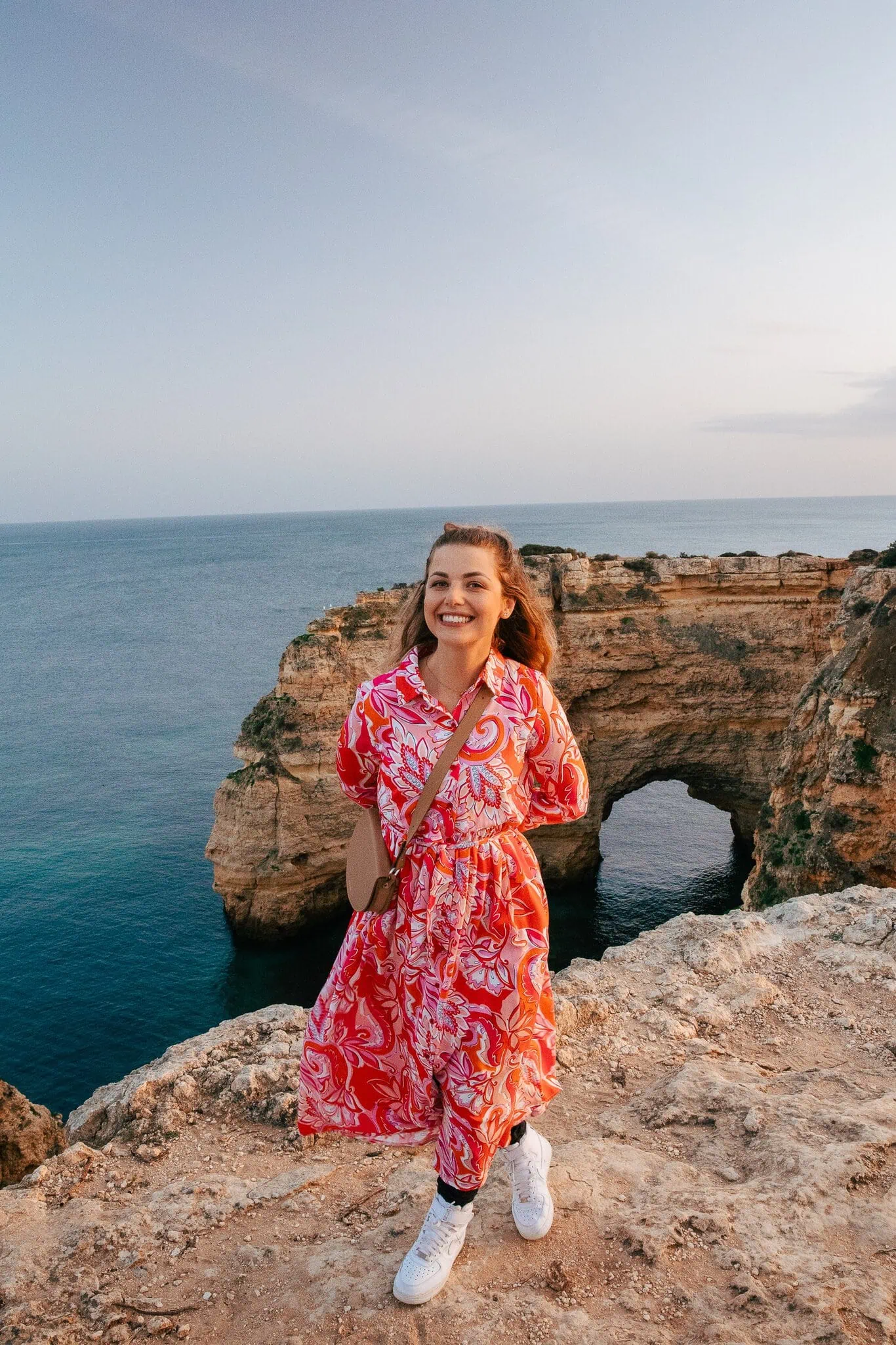 Praia da Marinha: nejkrásnější pláž Algarve – na co si dát pozor 56 Výhled na skalní oblouk z útesu nad Praia da Marinha