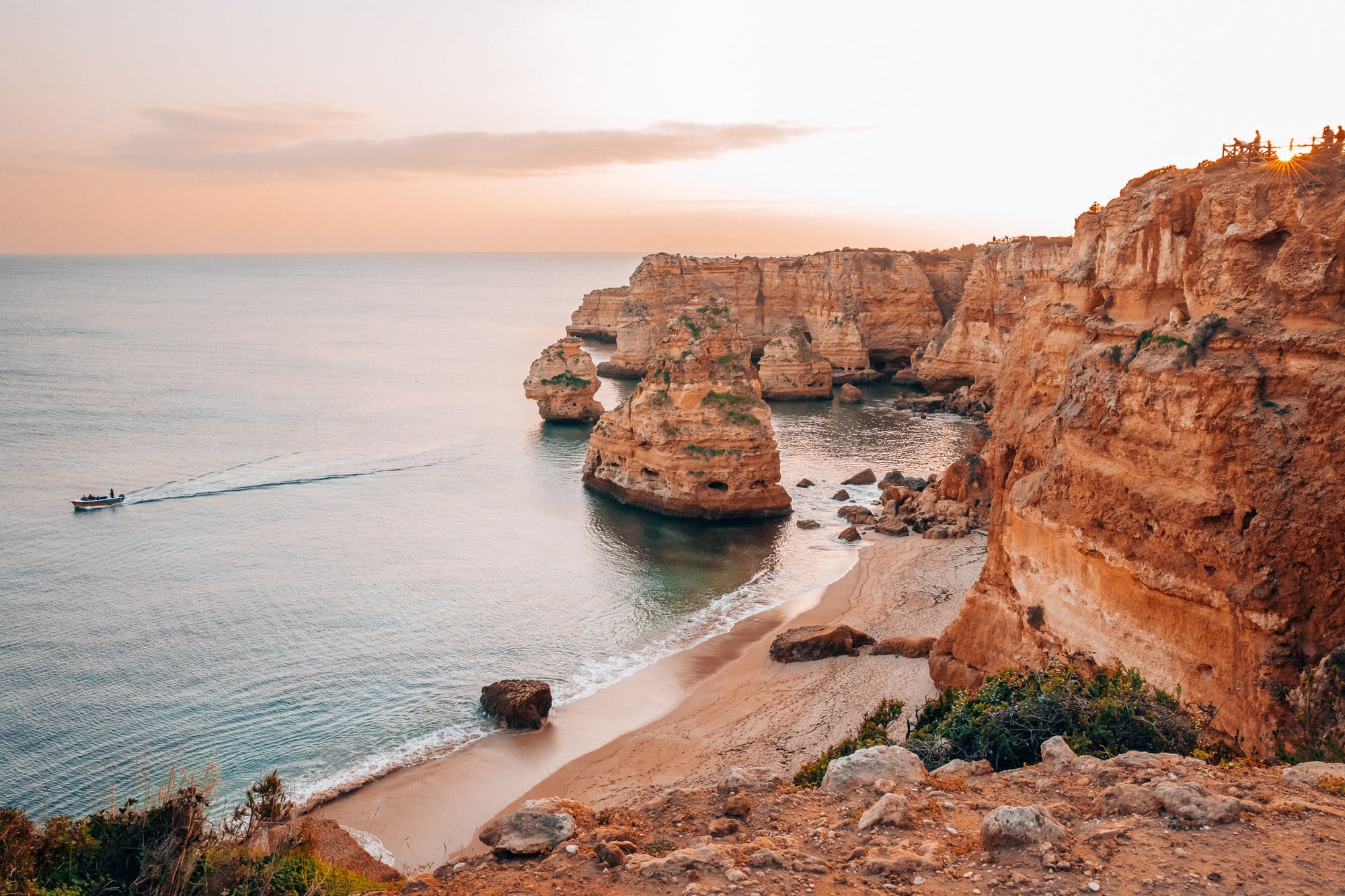 Praia da Marinha: najkrajšia pláž Algarve v Portugalsku 6 Panoráma vápencových útesov Praia da Marinha