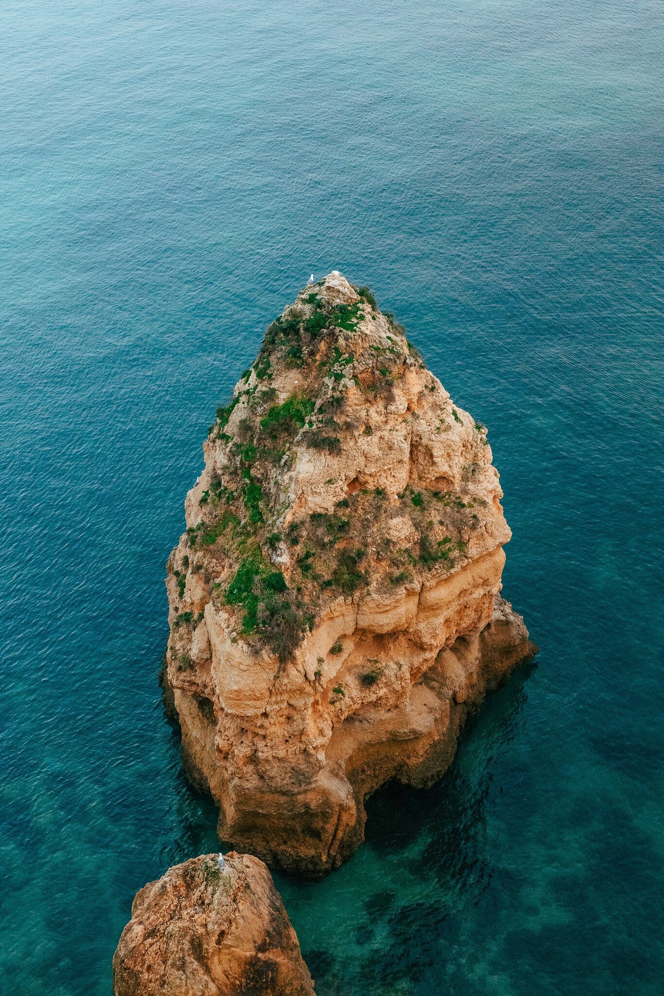 Praia da Marinha: najkrajšia pláž Algarve v Portugalsku 2 Členité vápencové pobrežie Algarve pri Praia da Marinha