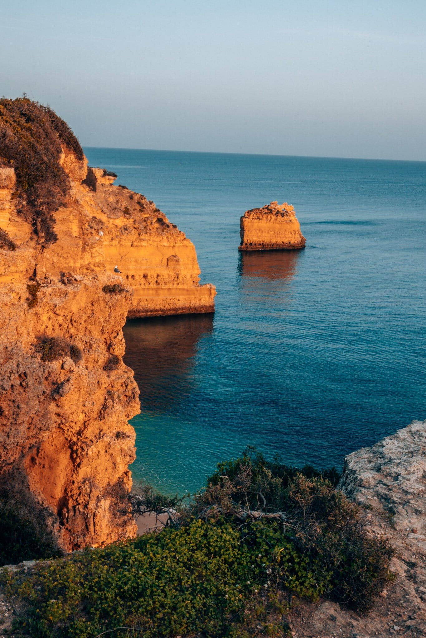 Praia da Marinha: najkrajšia pláž Algarve v Portugalsku 8 Pobrežný chodník po útesoch nad Praia da Marinha