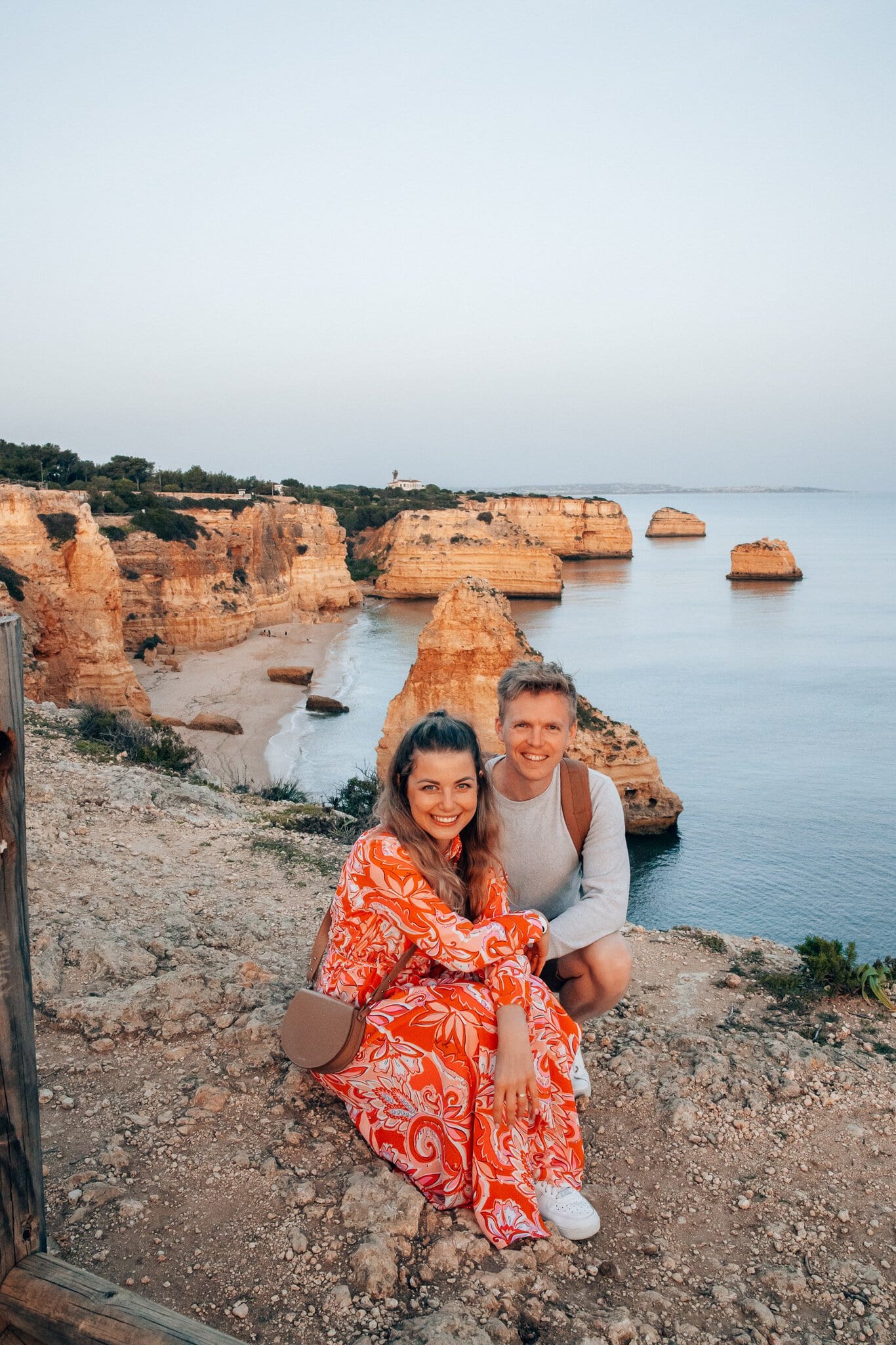 Praia da Marinha: najkrajšia pláž Algarve v Portugalsku 1 Útesy Praia da Marinha v podvečernom svetle