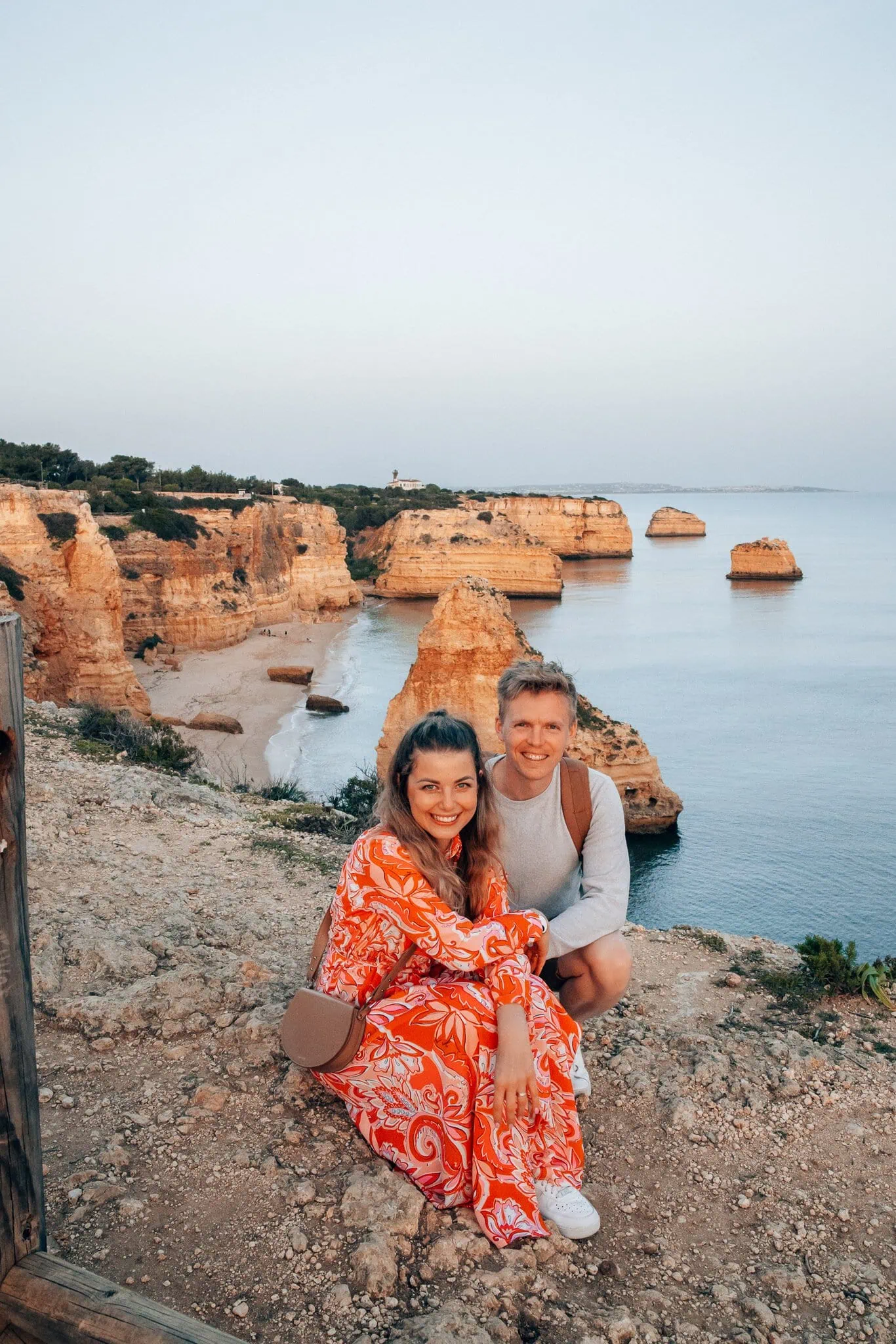 Praia da Marinha: nejkrásnější pláž Algarve – na co si dát pozor 53 Útesy Praia da Marinha v podvečerním světle