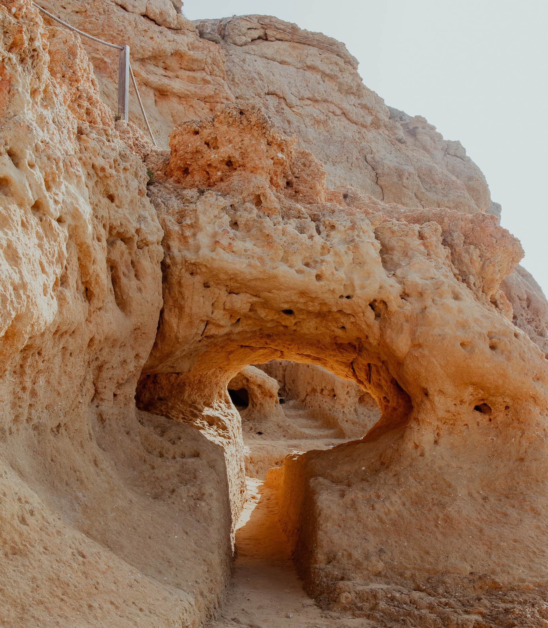 Praia da Marinha: najkrajšia pláž Algarve v Portugalsku 12 Skalné okno vo vápencových útesoch pri Praia da Marinha