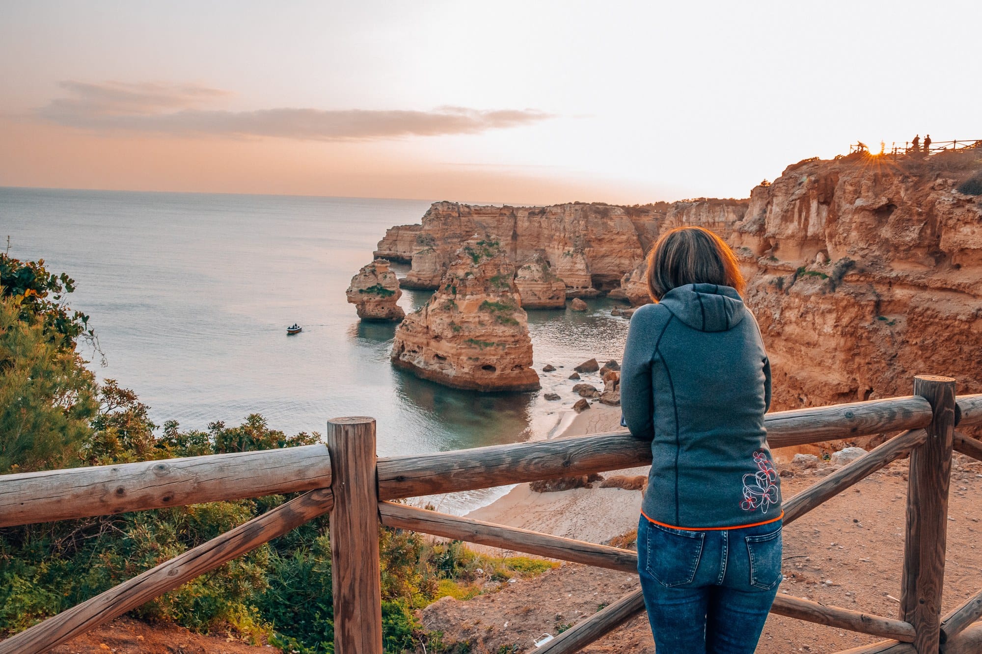 Praia da Marinha: najkrajšia pláž Algarve v Portugalsku 7 Osamelá skalná veža v mori pri Praia da Marinha