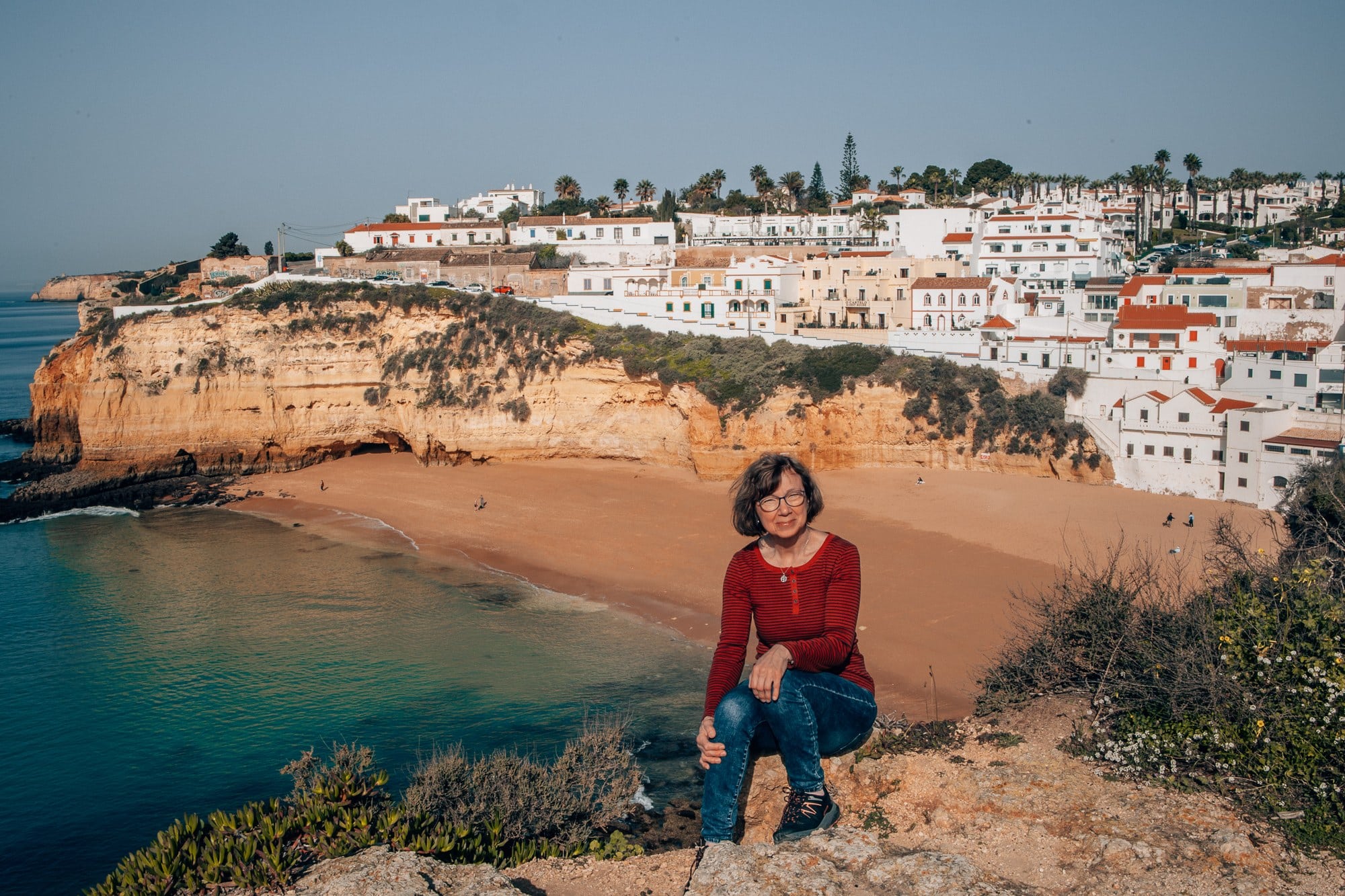 Praia da Marinha: najkrajšia pláž Algarve v Portugalsku 10 Vyhliadka na útesy a tyrkysové more nad Praia da Marinha