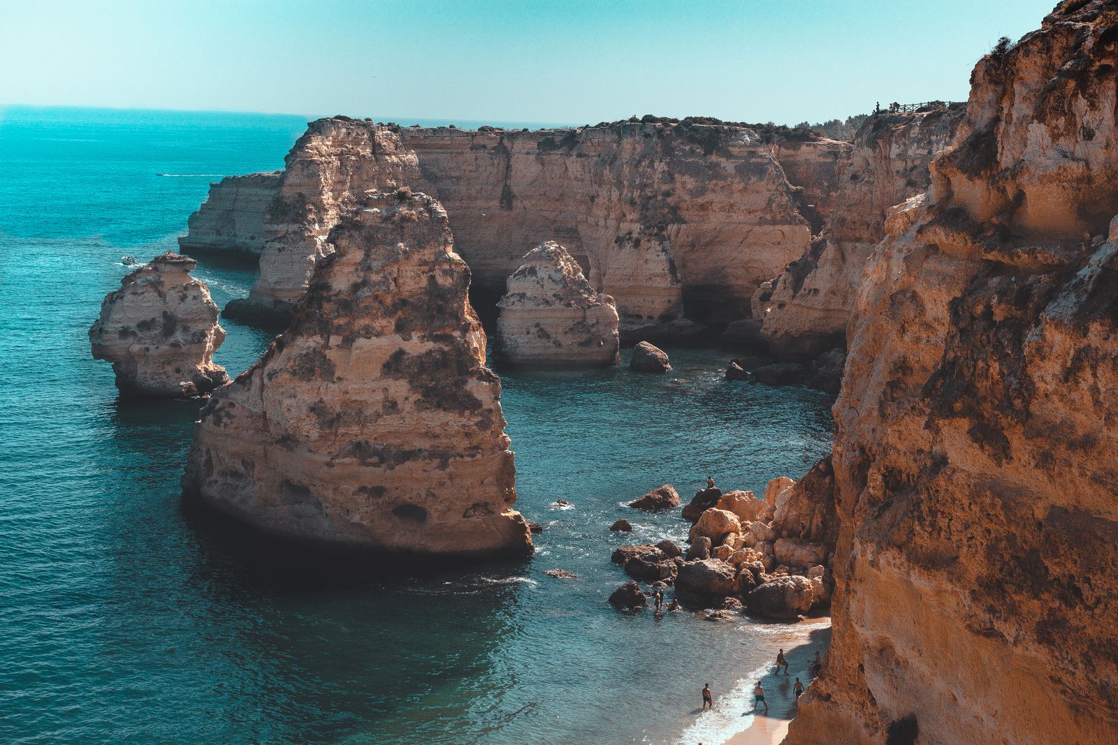Praia da Rocha: het breedste strand van de Algarve in Portugal (tips, hotels, boottochten) 13 Probeer watersport en adrenaline op de golven