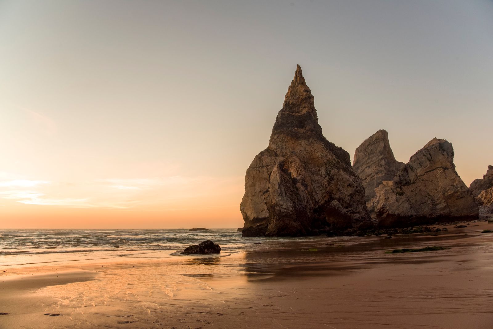Praia da Rocha: het breedste strand van de Algarve in Portugal (tips, hotels, boottochten) 16 Beleef het lokale nachtleven aan de hoofdstraat