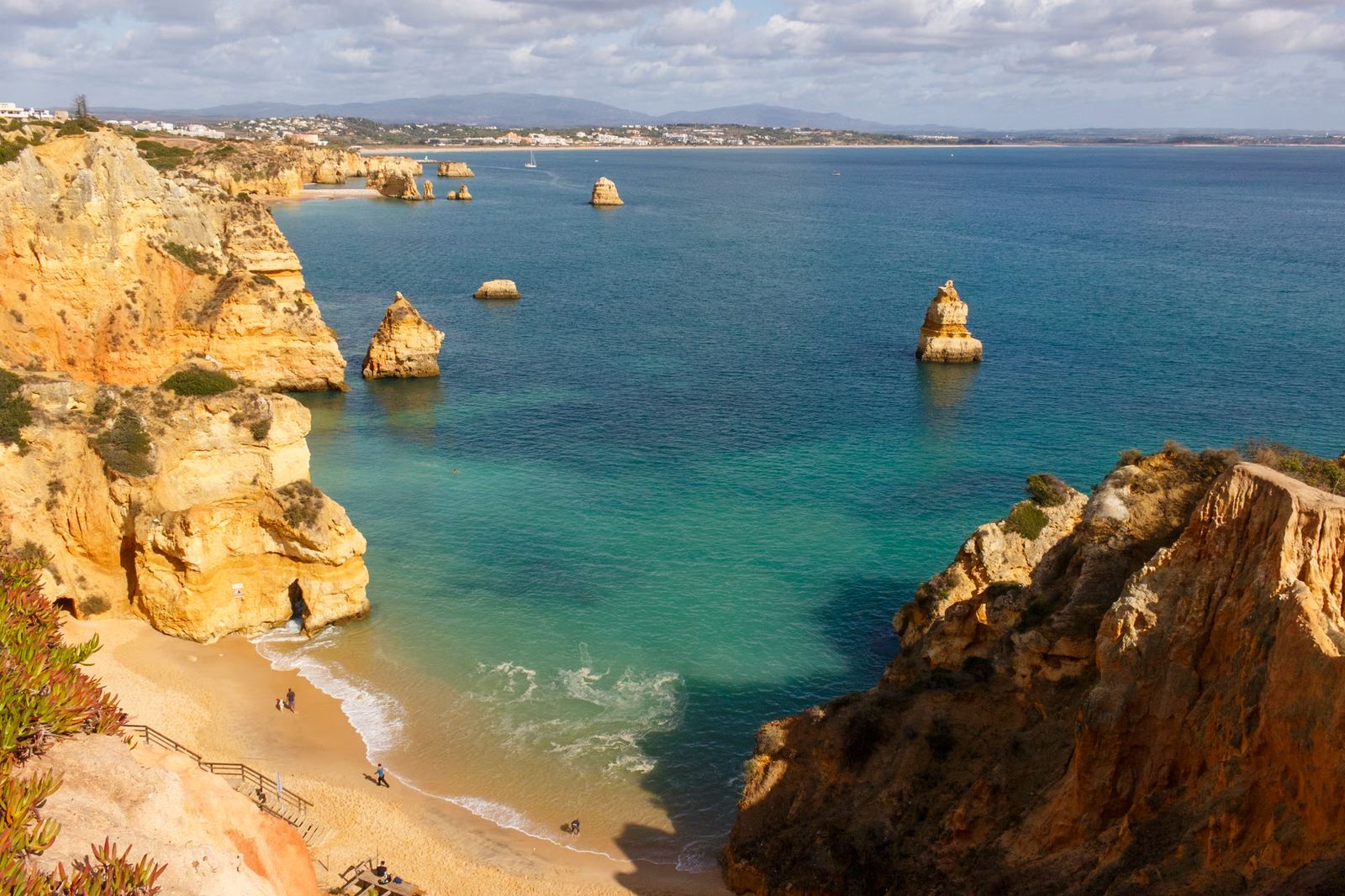 Praia da Rocha: het breedste strand van de Algarve in Portugal (tips, hotels, boottochten) 14 Probeer je geluk in het oudste casino van de Algarve