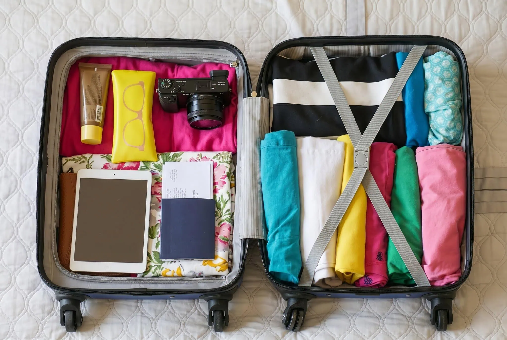 Handbagage in 2026: zo pak je licht en slim in 1 Open handbagage met opgerolde kleding, toiletspullen en documenten