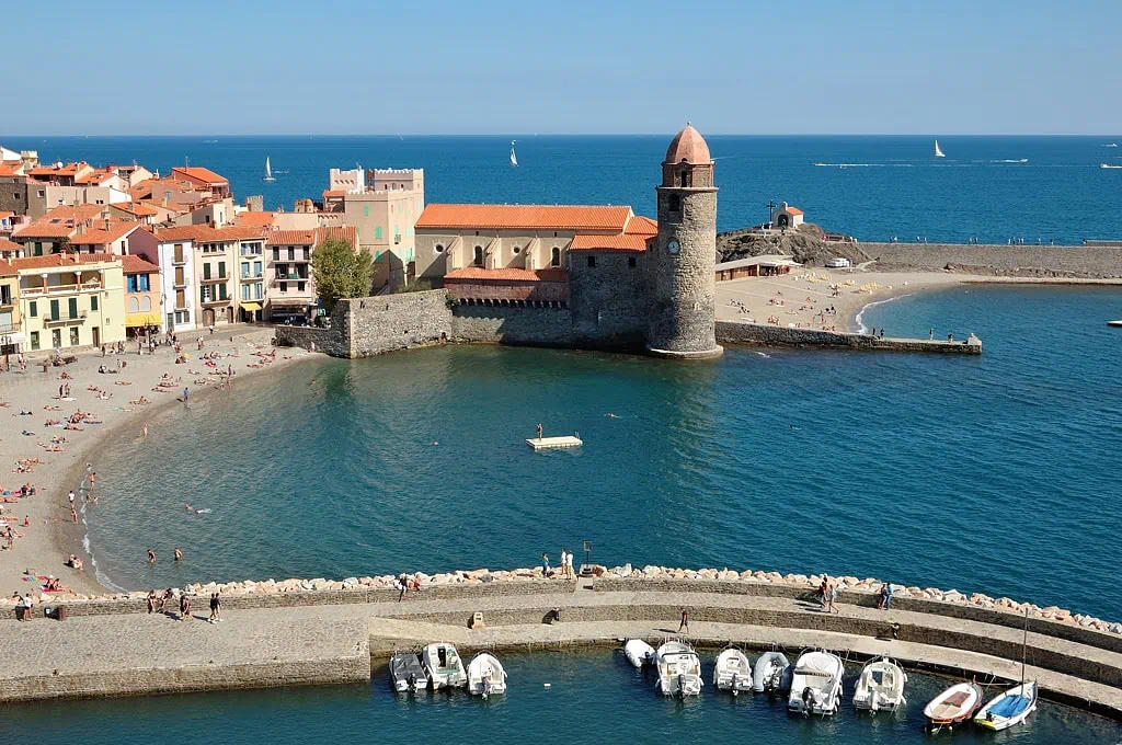 Collioure na França e a Côte Vermeille: 11 dicas para 2026 6 O porto e o icônico campanário da igreja