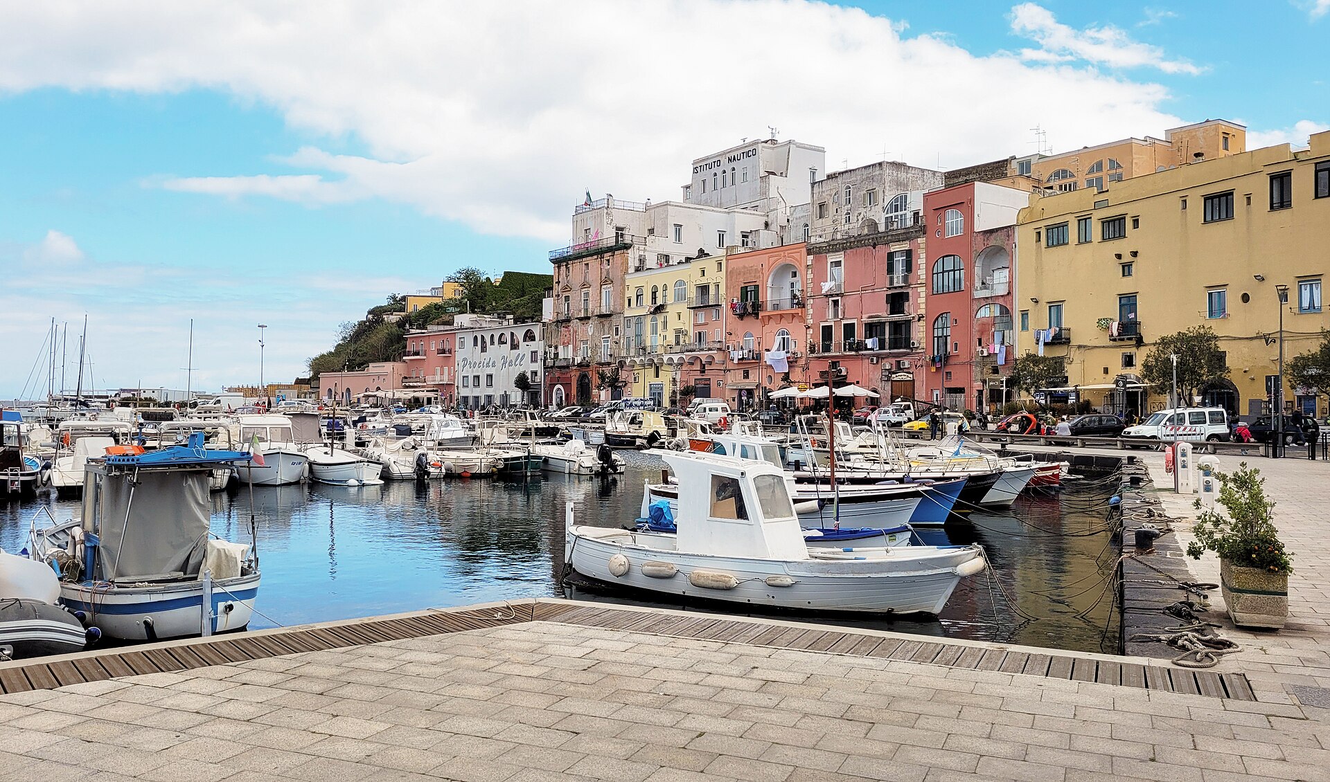 Ischia a Procida: ostrovy v Neapolském zálivu — 8 tipů, co vidět a dělat 11 Přístav Marina Grande na Procidě, kam připlouvají trajekty z Neapole