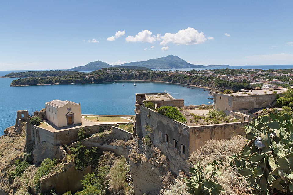 Ischia a Procida: ostrovy v Neapolském zálivu — 8 tipů, co vidět a dělat 10 Opevněná čtvrť Terra Murata na nejvyšším bodě ostrova Procida