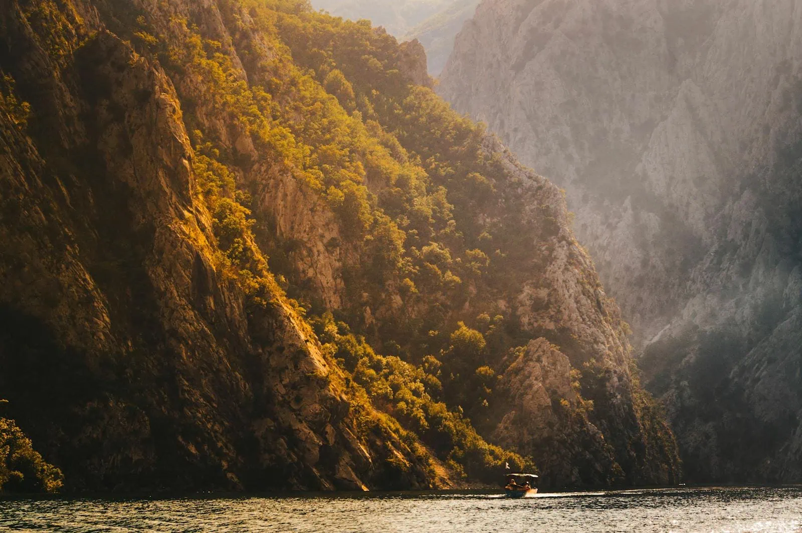 Albanische Alpen: 10 Tipps für Theth, Valbona & den Norden 2026 6 Türkisfarbenes Wasser der Shala-Flussschlucht am Komani-See
