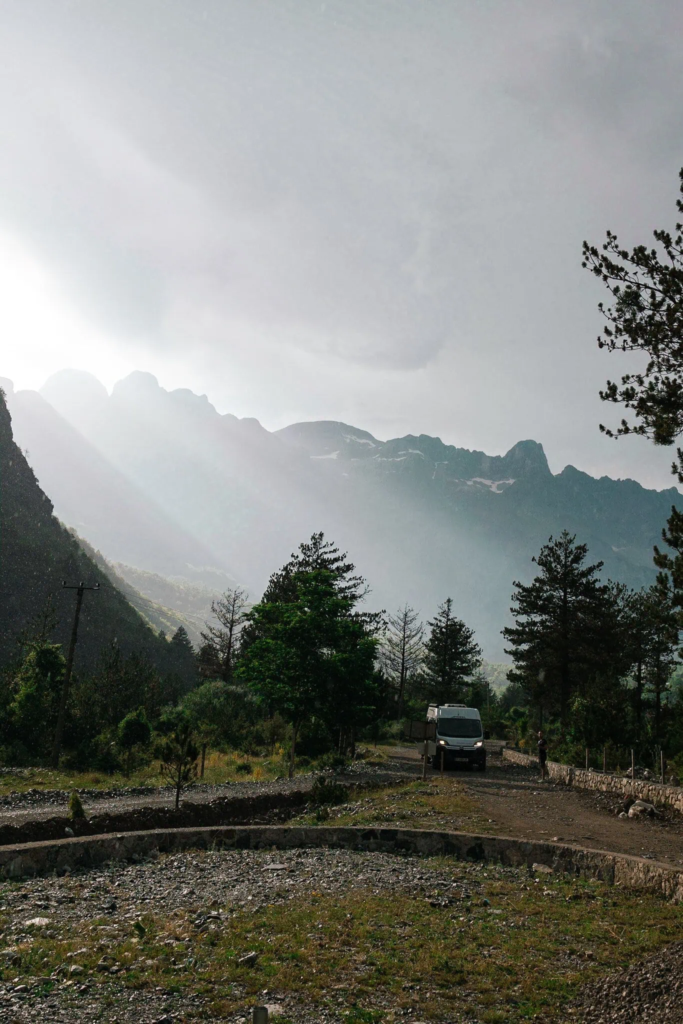 Albanische Alpen: 10 Tipps für Theth, Valbona & den Norden 2026 8 Die steinerne Kirche im Dorf Theth