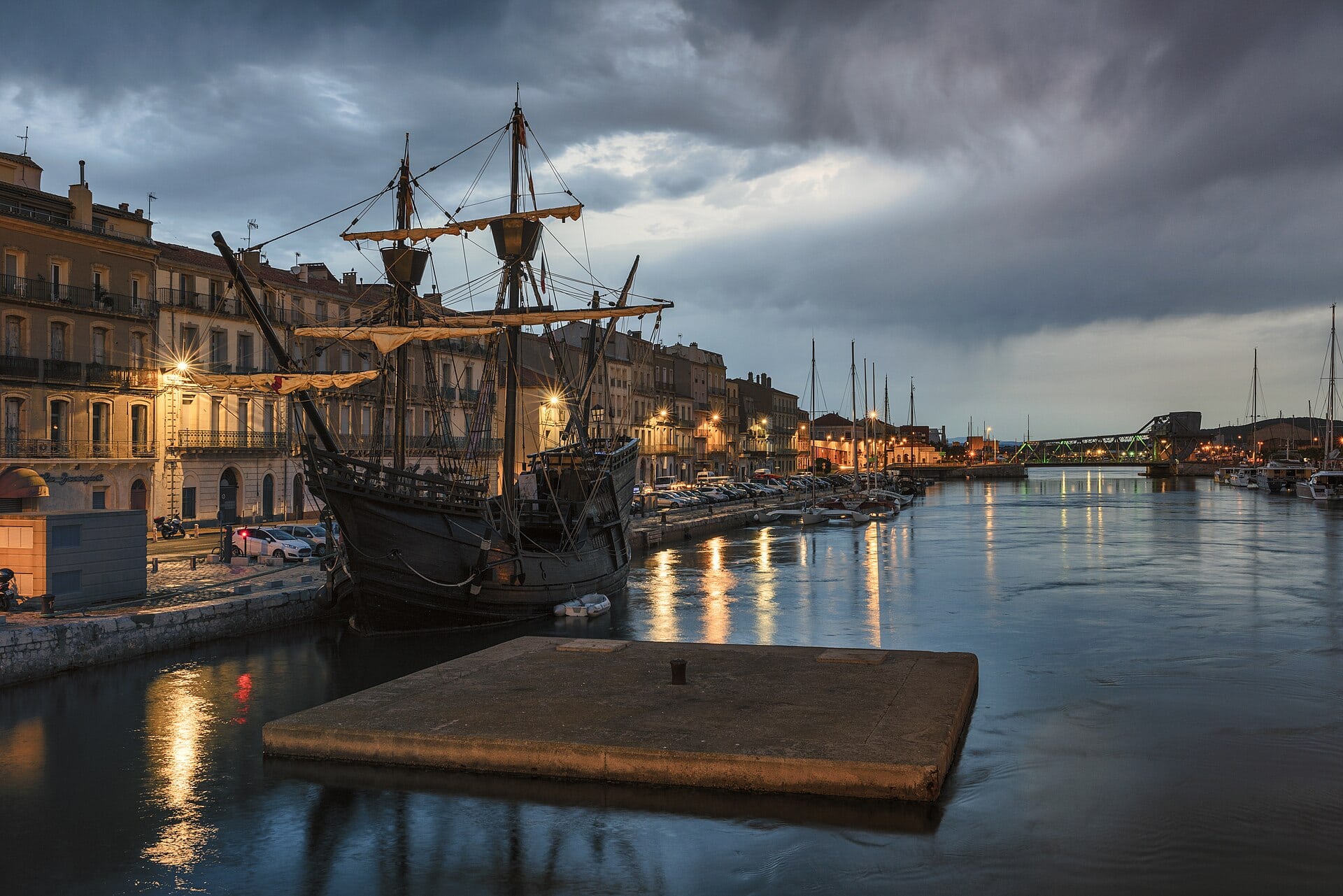 Sète, Franța: 11 sfaturi pentru Veneția din Languedoc în 2026 4 Explorează canalele și bărcile colorate