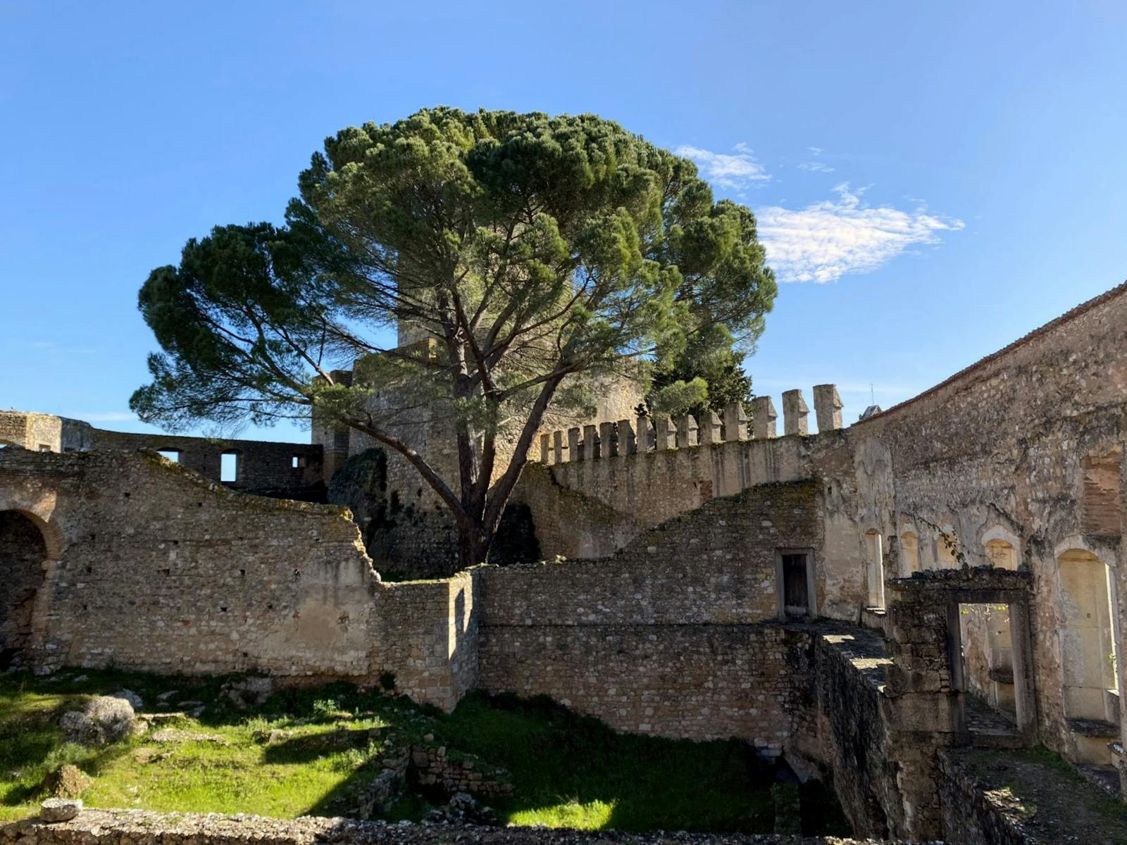 Puglia, Italien: 9 tips på vad du ska se och göra 2026 9 Det åttkantiga slottet Castel del Monte byggt av Fredrik II