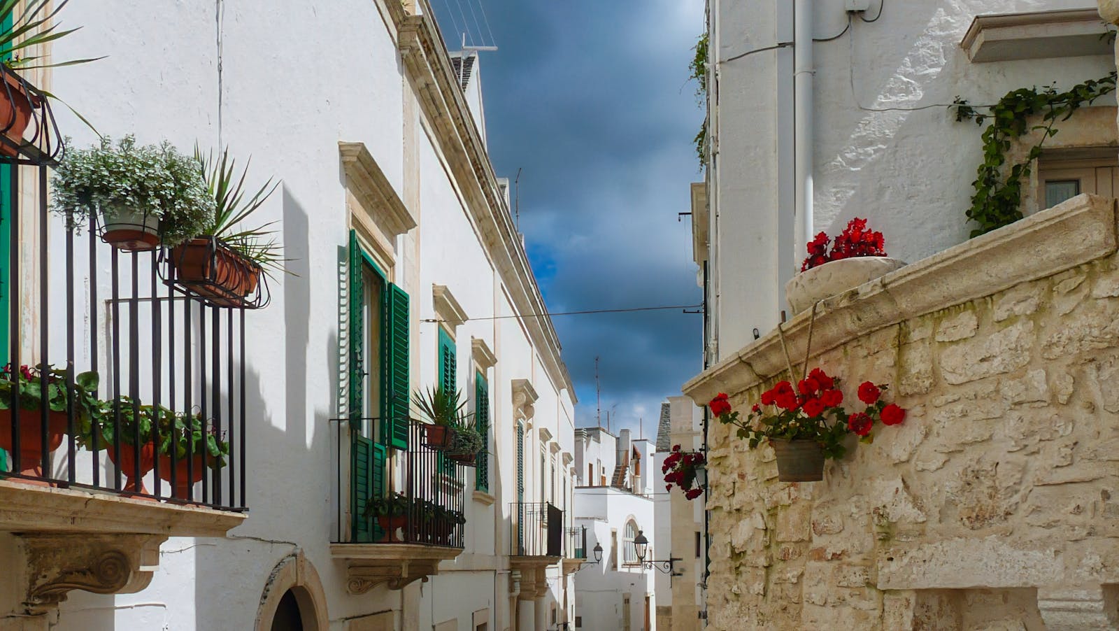 Puglia, Italien: 9 tips på vad du ska se och göra 2026 5 Ostunis vita gränder, den så kallade Città Bianca