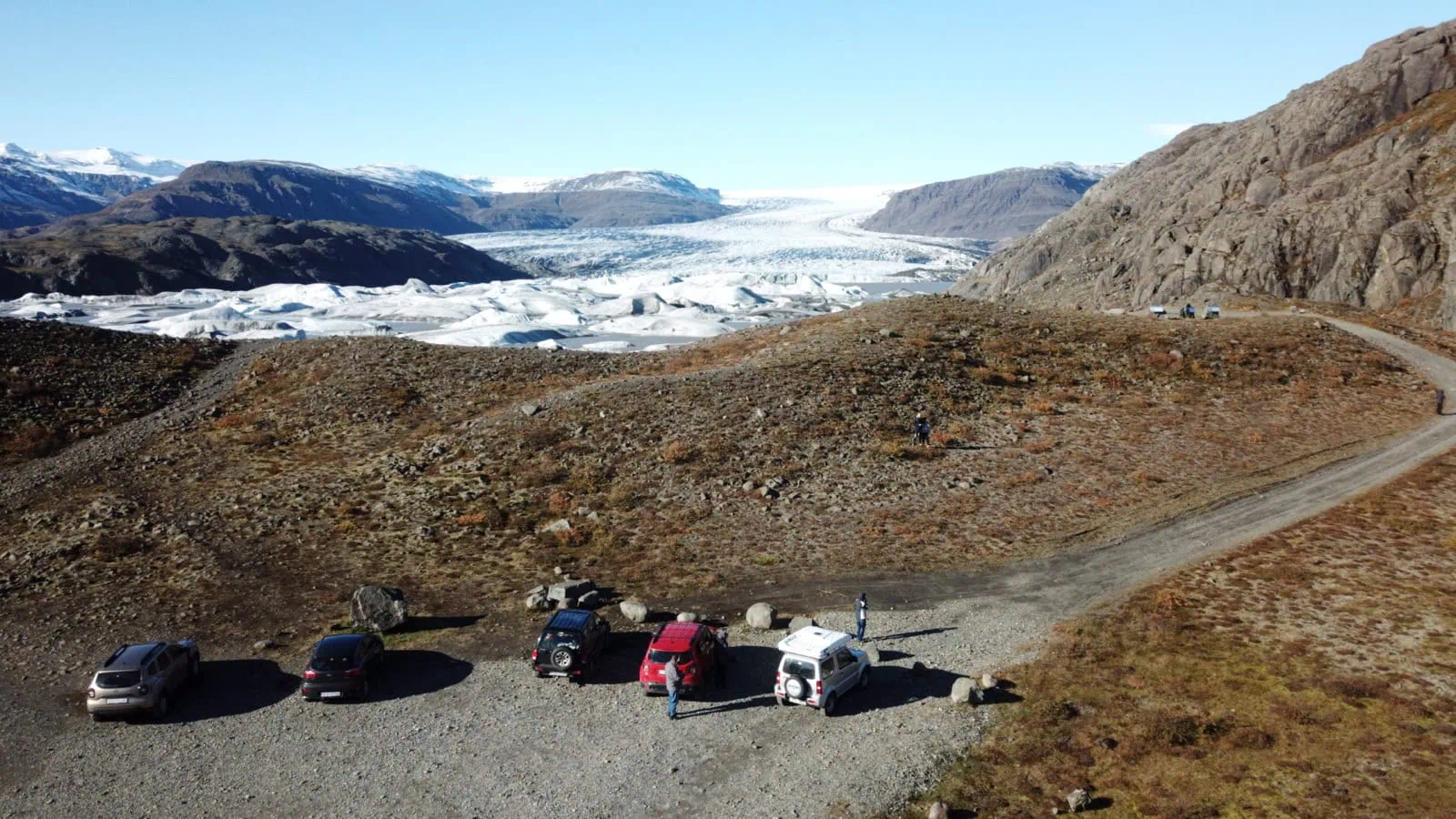 Cómo ahorrar en el alquiler de coches: 15 trucos para alquilar más barato en 2026 2 Aparcamiento junto al glaciar Hoffellsjökull con coches