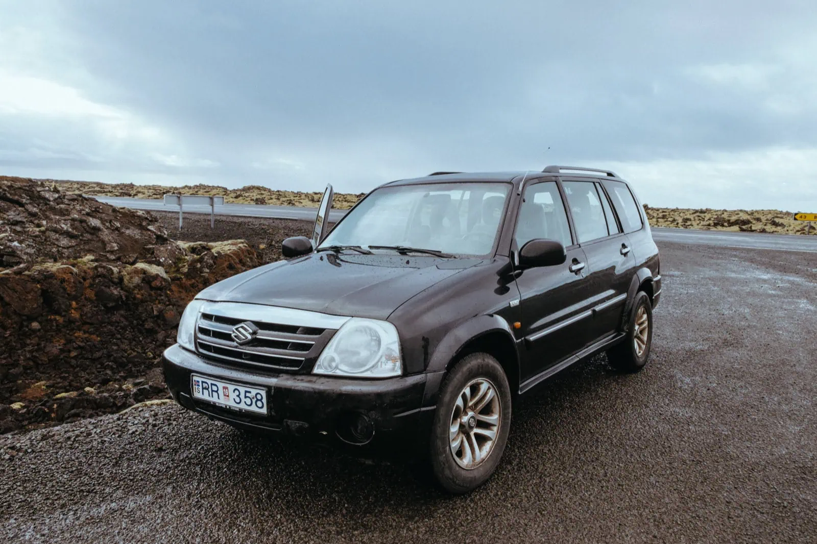 Cómo ahorrar en el alquiler de coches: 15 trucos para alquilar más barato en 2026 1 Nuestro SUV negro Suzuki de alquiler en un roadtrip por Islandia
