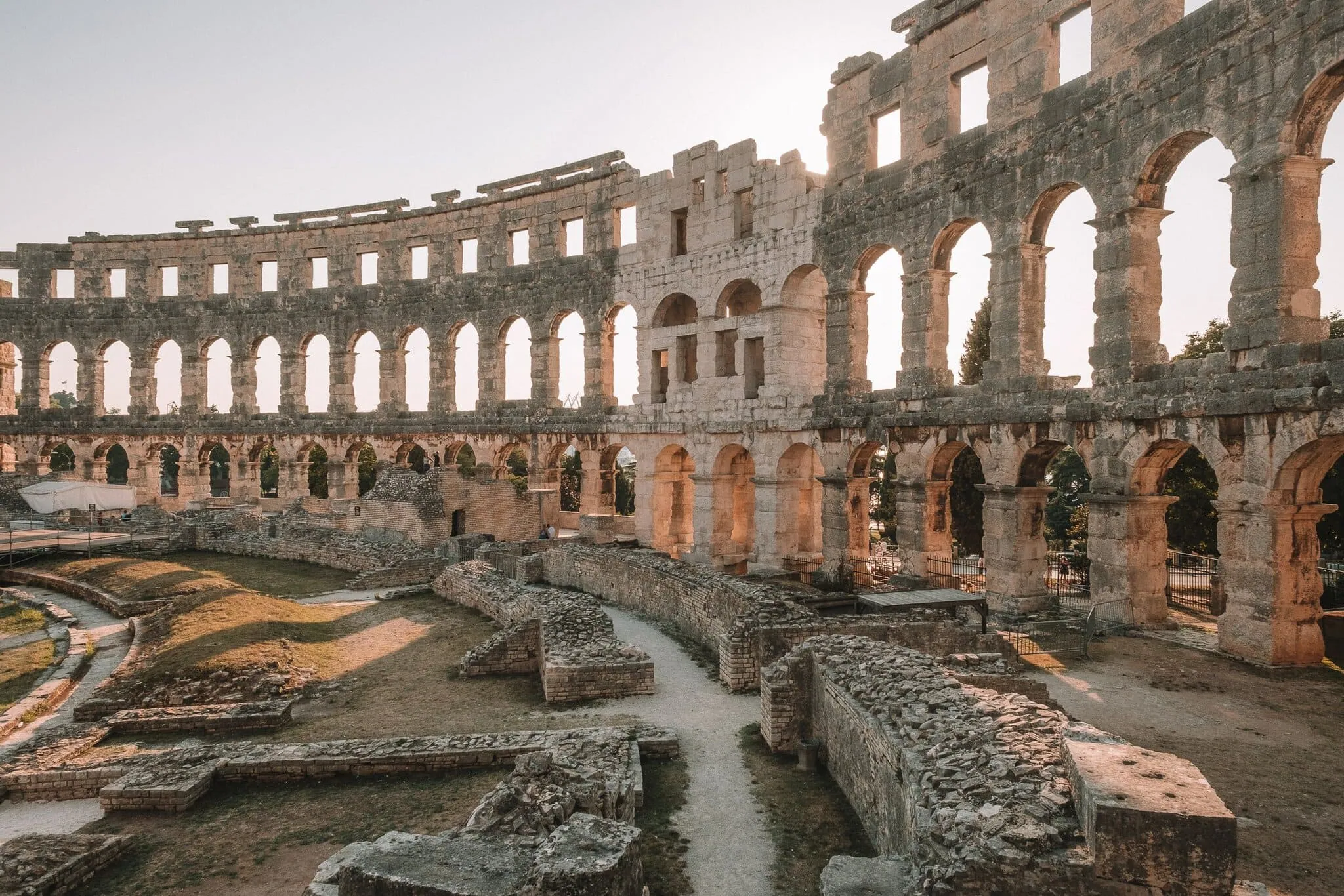 Pula, Chorvatsko: 14 tipů, co vidět a dělat 5 Interiér pulské arény s kamennými oblouky