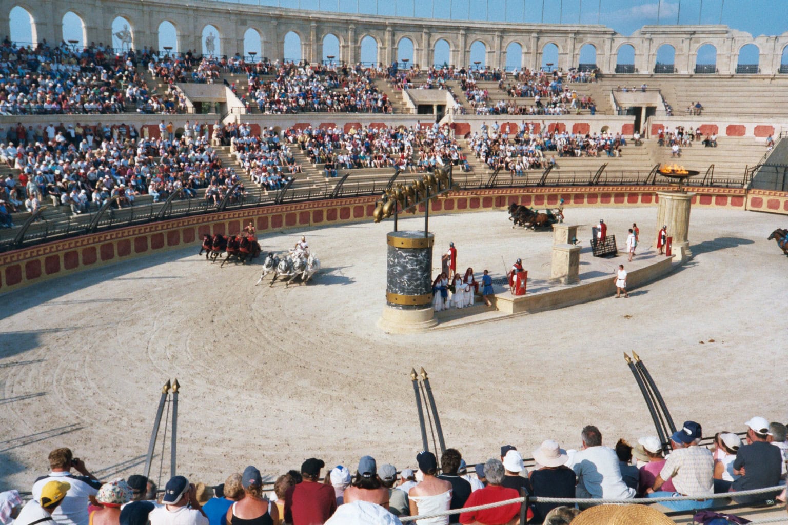 Puy du Fou: 11 tips till Europas bästa park 2026 9 Les Vikings: Anfall mot en medeltida by