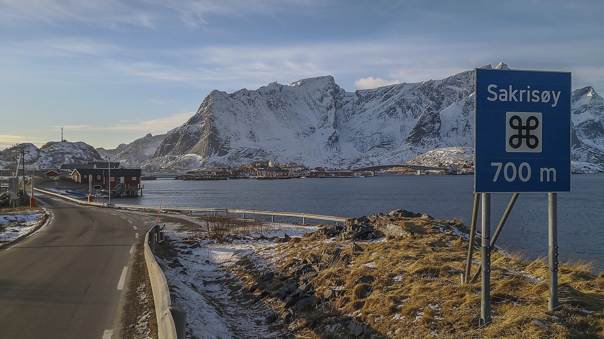 Sakrisøy a žluté domky