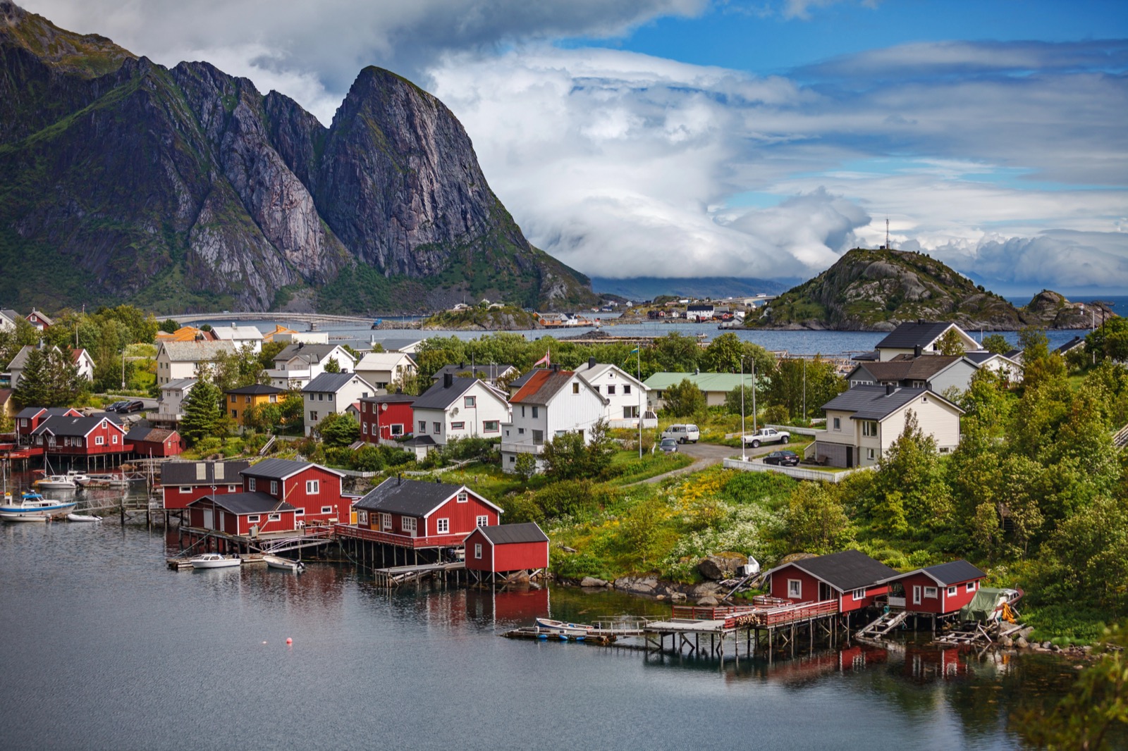 Lofoten in Noorwegen: 15 tips voor wat te zien en doen in 2026 5 Rode vissershuisjes in Reine onder de bergen