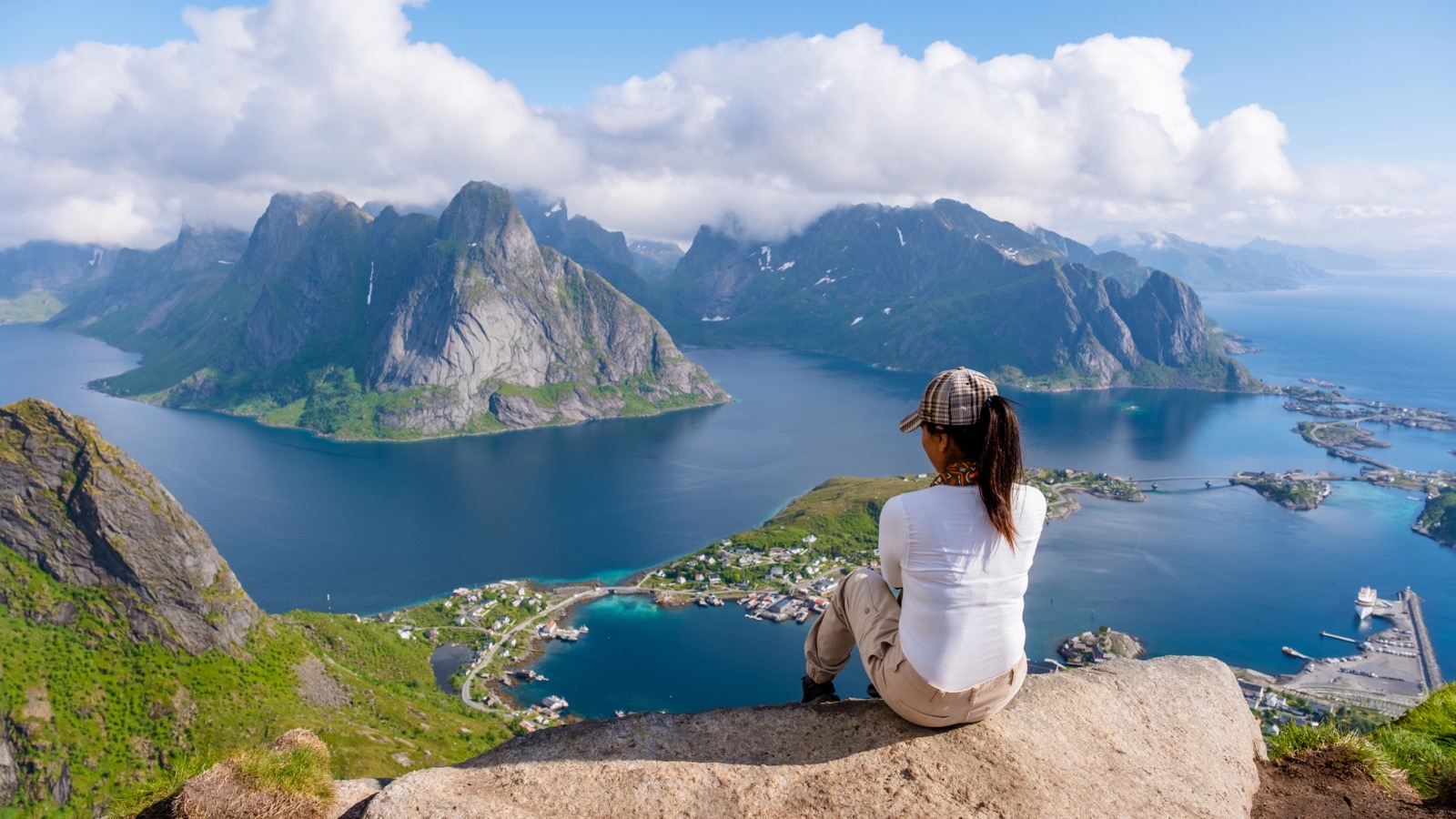 Lofoten in Noorwegen: 15 tips voor wat te zien en doen in 2026 9 Uitzicht op Reine vanaf de top van de Reinebringen