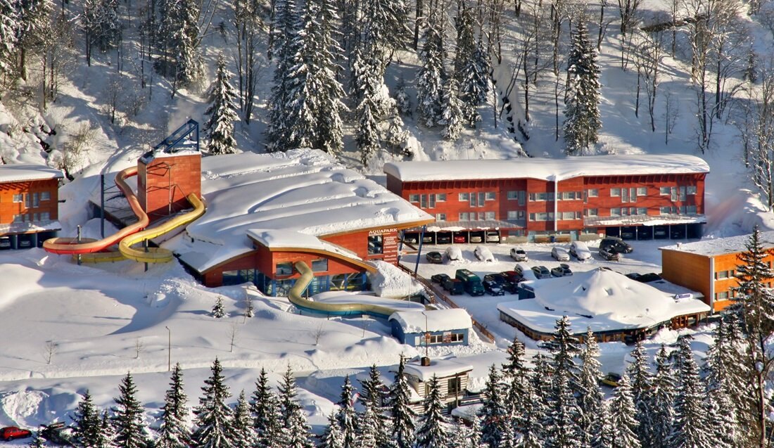 Die besten Aquaparks in Tschechien: 13 Tipps für Familien 2026 10 Winterblick auf das Resort Špindl mit Aquapark in Špindlerův Mlýn