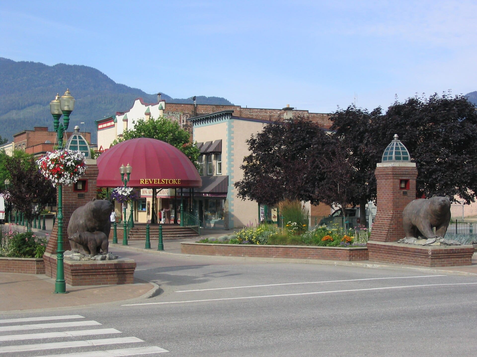 Revelstoke, Canada: 12 lucruri de văzut și de făcut (Heritage City și Meadows in the Sky) 10 Centrul istoric și Grizzly Plaza