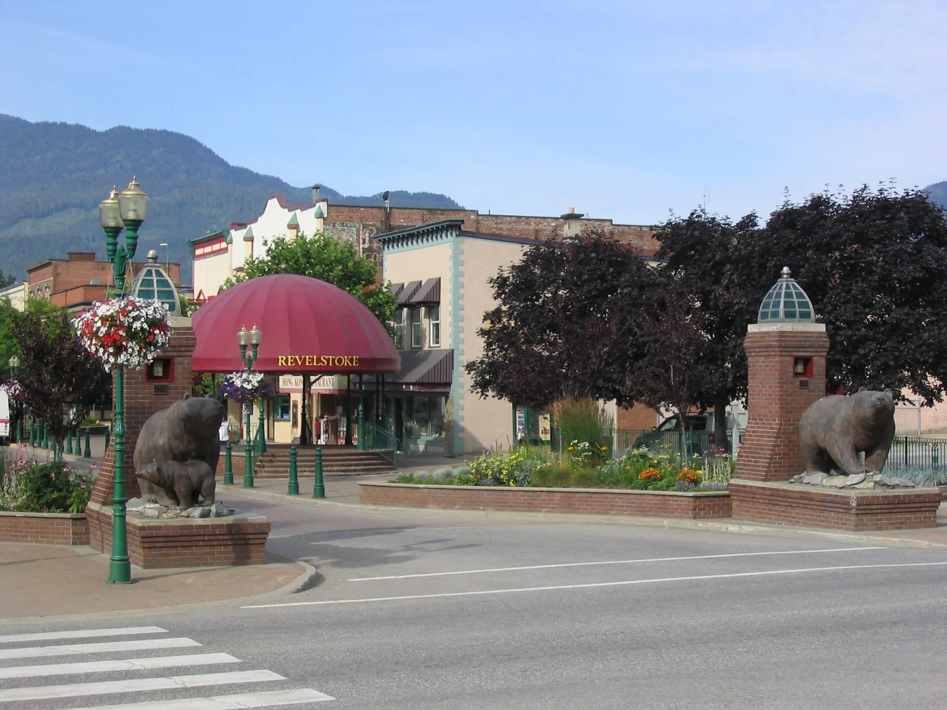Revelstoke, Kanada: 12 tipů, co vidět a dělat (Heritage City i Meadows in the Sky) 10 Historické centrum a Grizzly Plaza