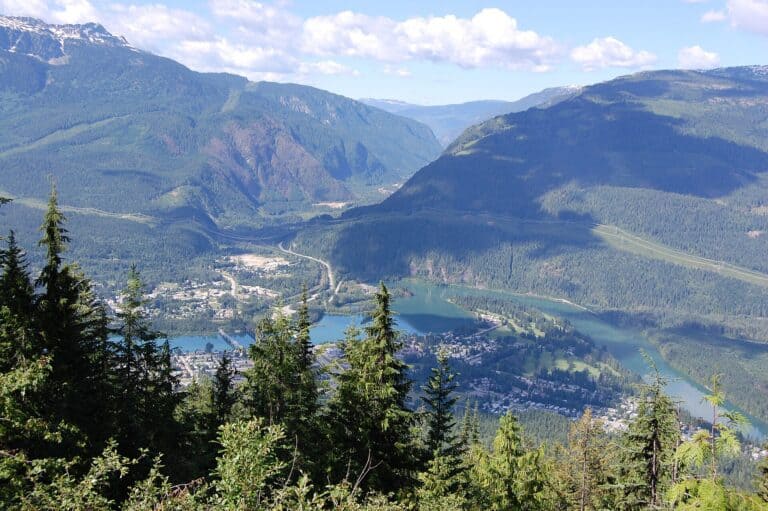 Kanada: útikalauz, tippek és látnivalók 2026 9 Revelstoke, Kanada: 12 tipp, mit érdemes látni és csinálni (Heritage City és Meadows in the Sky)