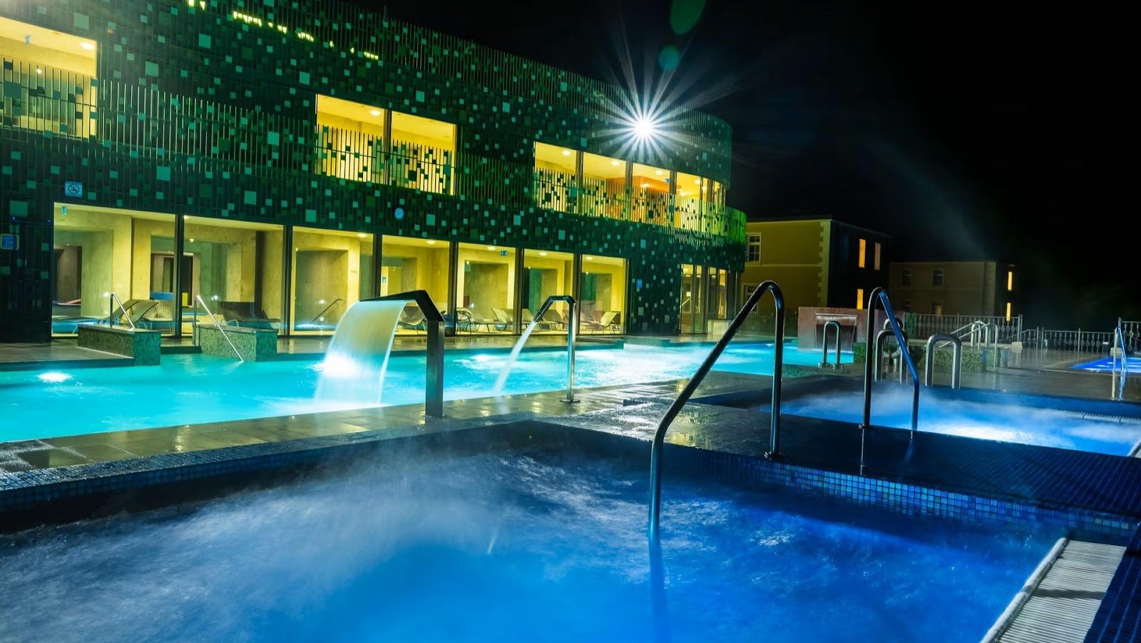 Les meilleurs thermes de Slovénie : 13 stations thermales pour 2026 10 Bassin thermal extérieur illuminé des Rimske Terme au crépuscule