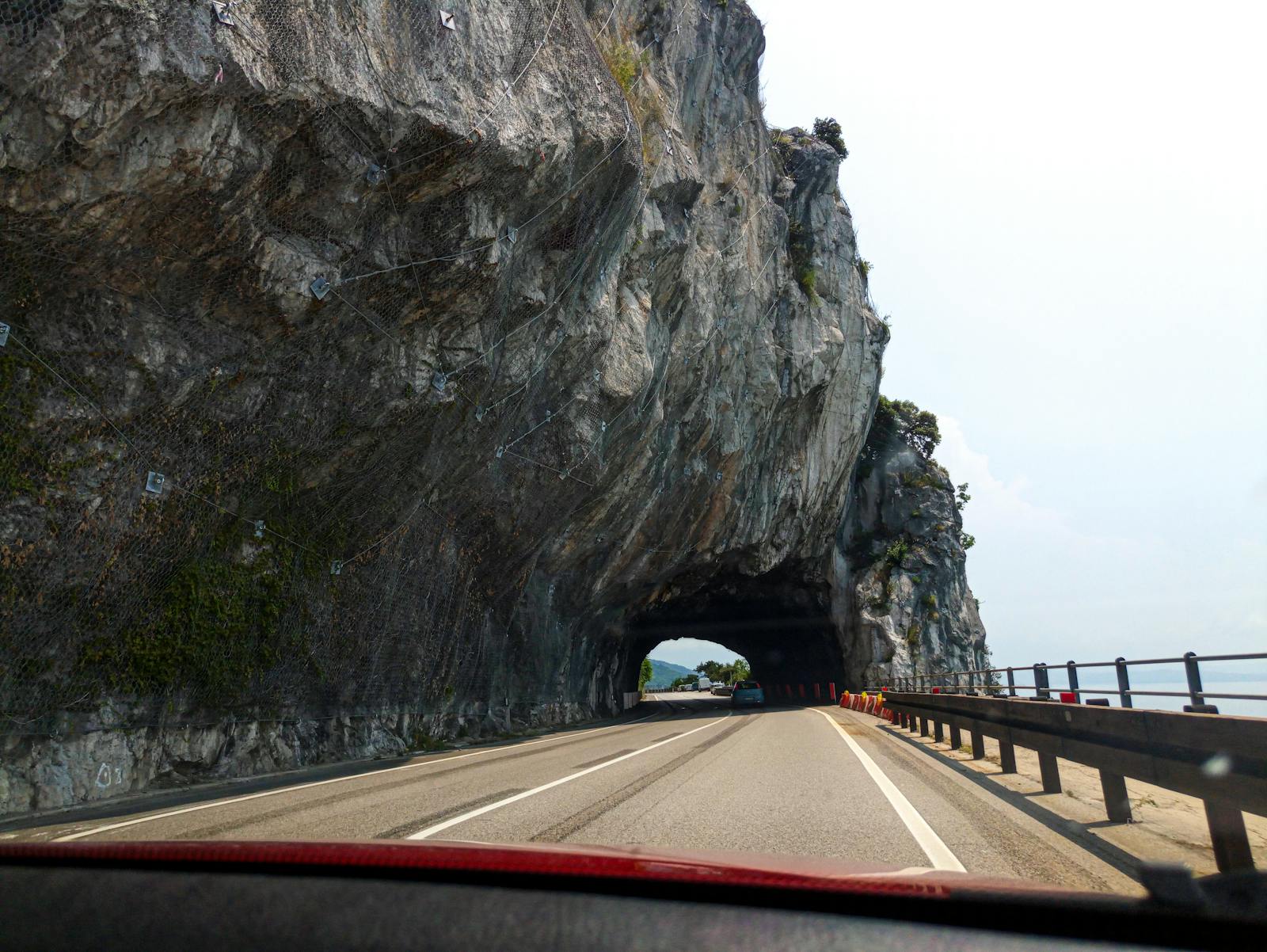 Itália de carro pelo Adriático: 6 dicas de praias para 2026 10 Dirigindo por uma estrada italiana
