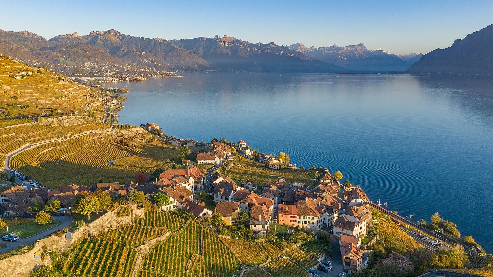 Roadtrip Svájcban: 7–10 napos autós útiterv 2026-ban 9 A Lavaux szőlőültetvényei a Genfi-tó felett