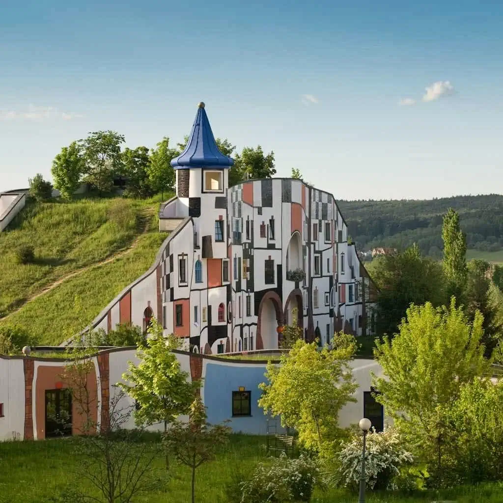 A legjobb ausztriai fürdők és aquaparkok: 13 tipp 2026-ra 5 A Rogner Bad Blumau termálfürdő színes Hundertwasser-építészete