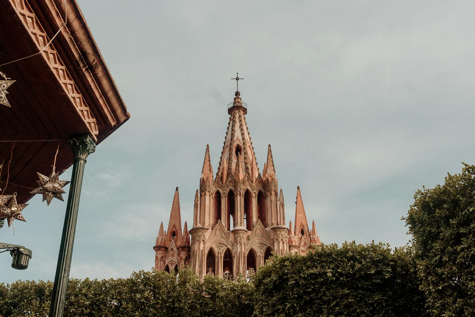 San Miguel de Allende: 12 sfaturi + orașul colonial Bajío 4 Vedere spre Parroquia de pe acoperiș