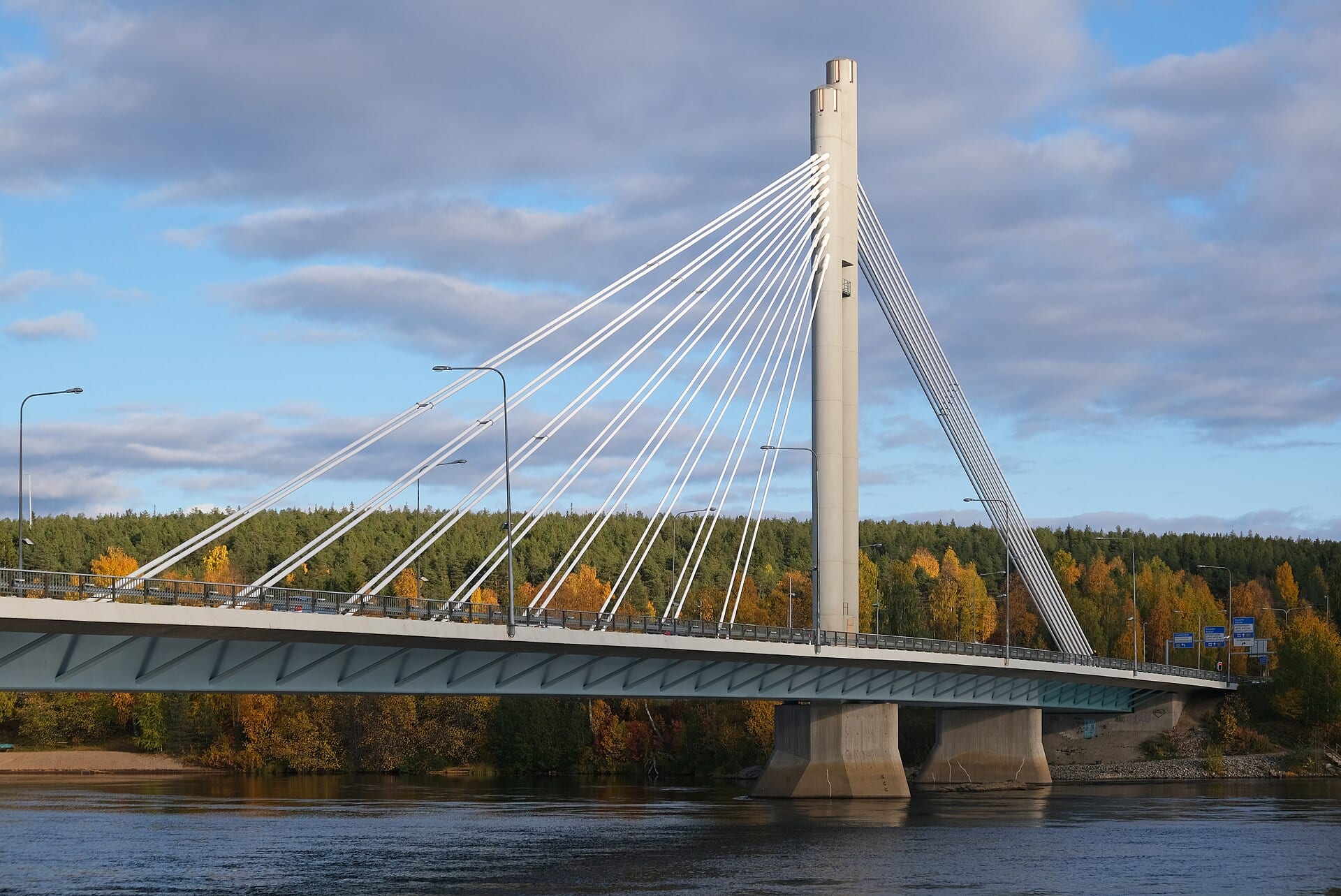 Rovaniemi, Finlanda: 15 lucruri de văzut și făcut în capitala Crăciunului 10 Podul Jätkänkynttilä peste râul Kemijoki din Rovaniemi
