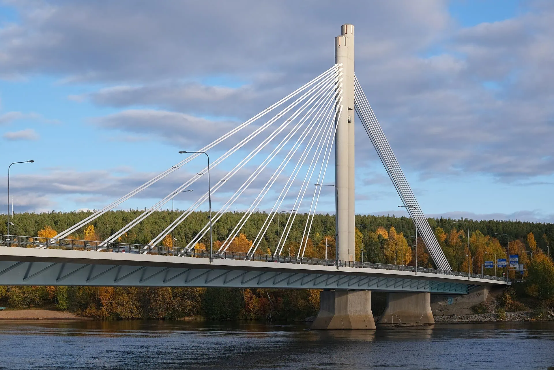 Rovaniemi, Finland: 15 tips voor het kerstdorp van de Kerstman 10 De Jätkänkynttilä-brug over de rivier Kemijoki in Rovaniemi