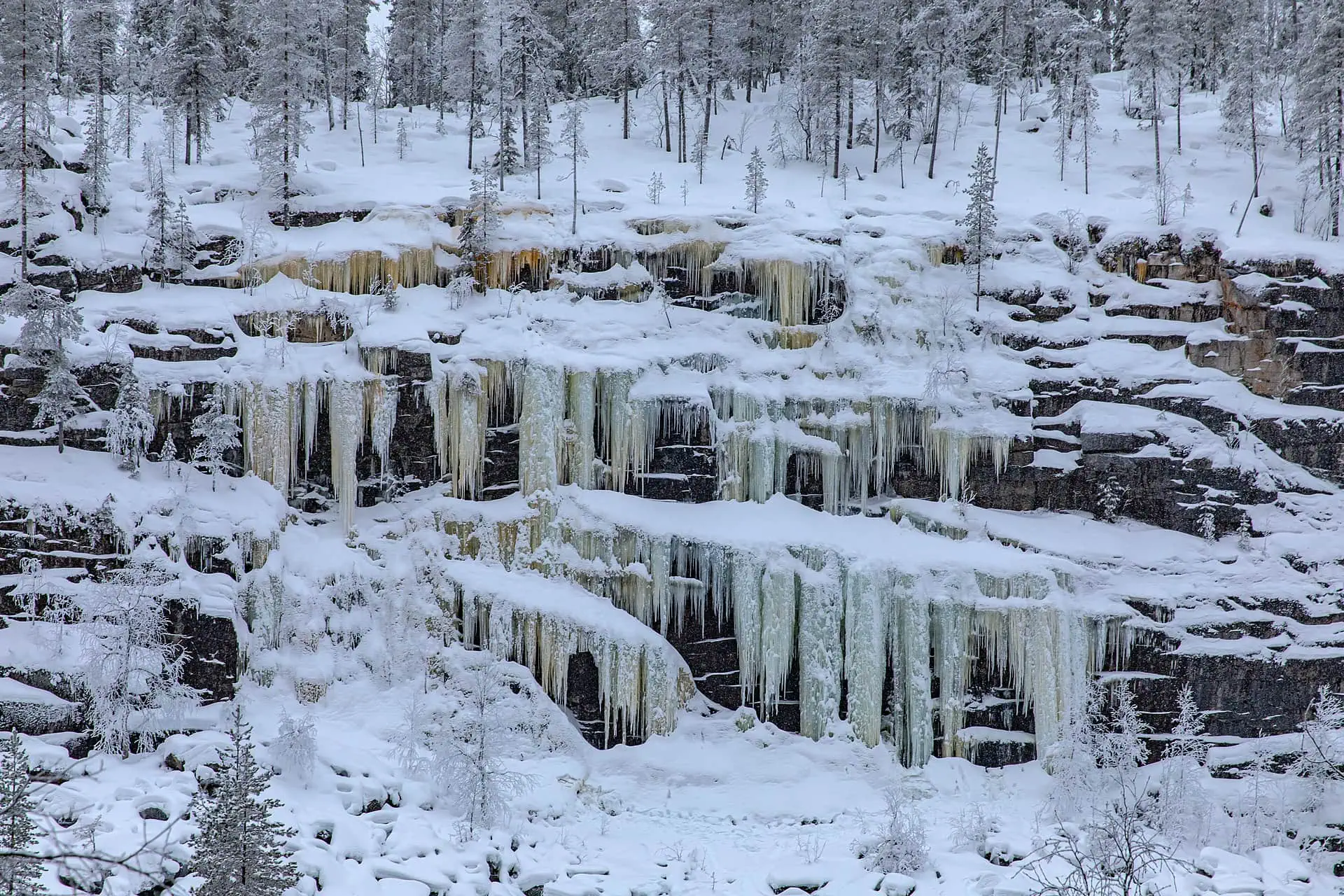 Rovaniemi, Finland: 15 tips voor het kerstdorp van de Kerstman 18 Bevroren watervallen in de Korouoma-canyon bij Rovaniemi