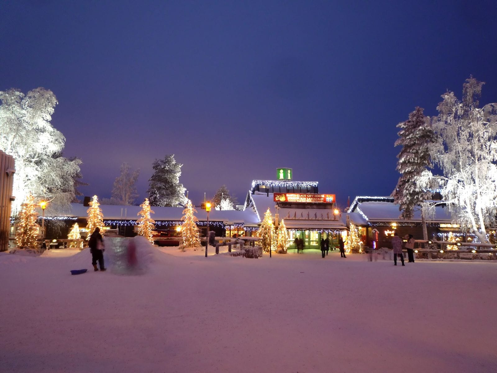 Rovaniemi, Finlanda: 15 lucruri de văzut și făcut în capitala Crăciunului 5 Satul lui Moș Crăciun din Rovaniemi pe Cercul Polar